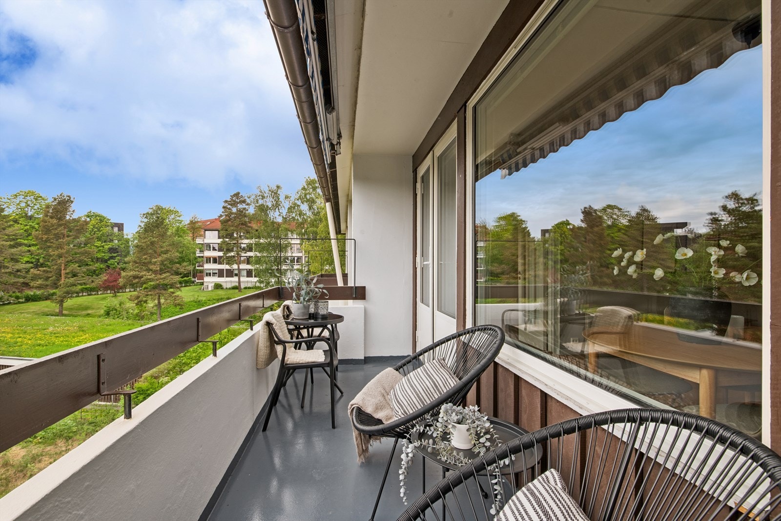 Balkongen er en fin forlengelse av stuen i sommerhalvåret. Galleribilde