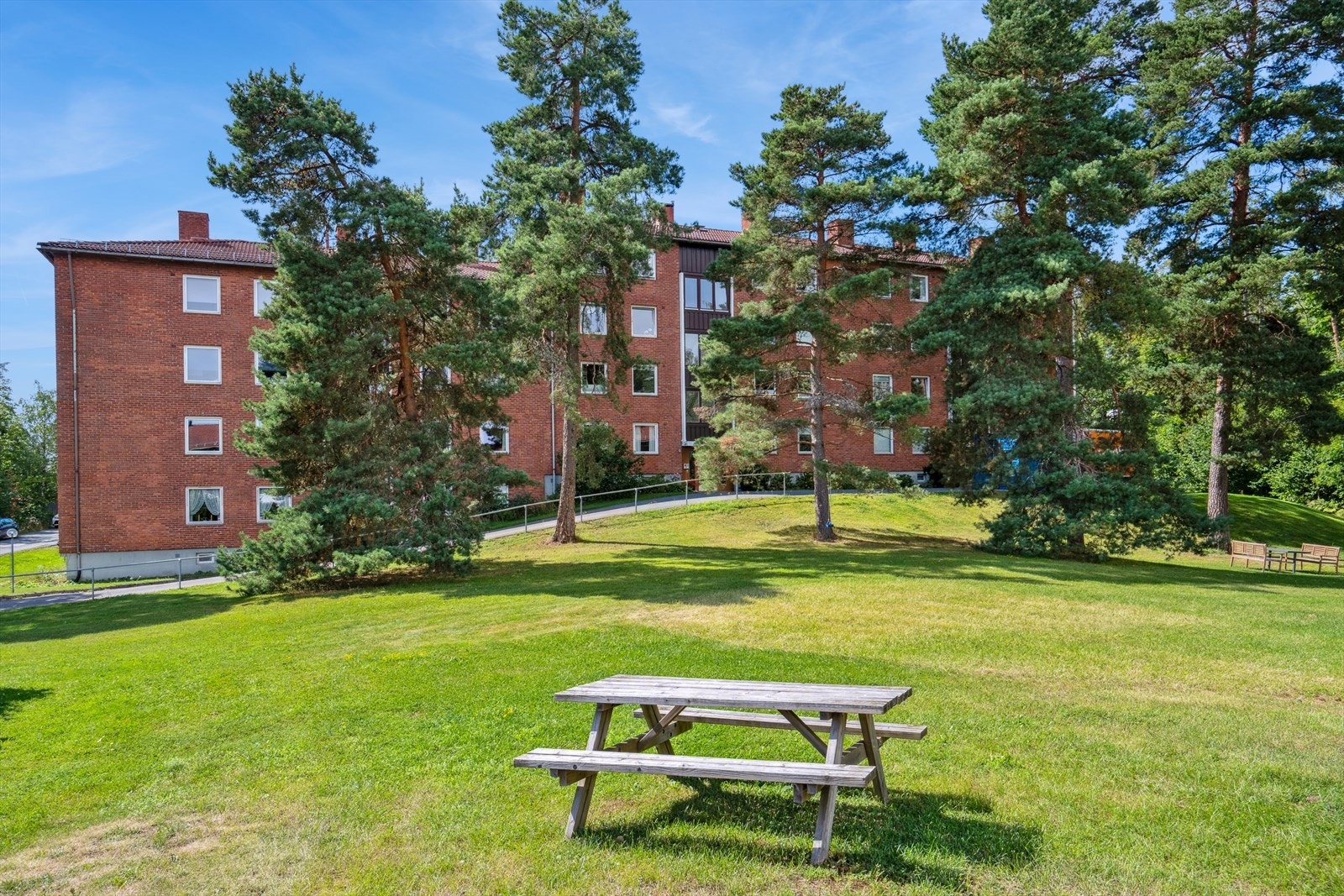 Sameiet har store, pent opparbeidede fellesarealer. Høvik idrettspark ligger kun to minutter unna. Galleribilde