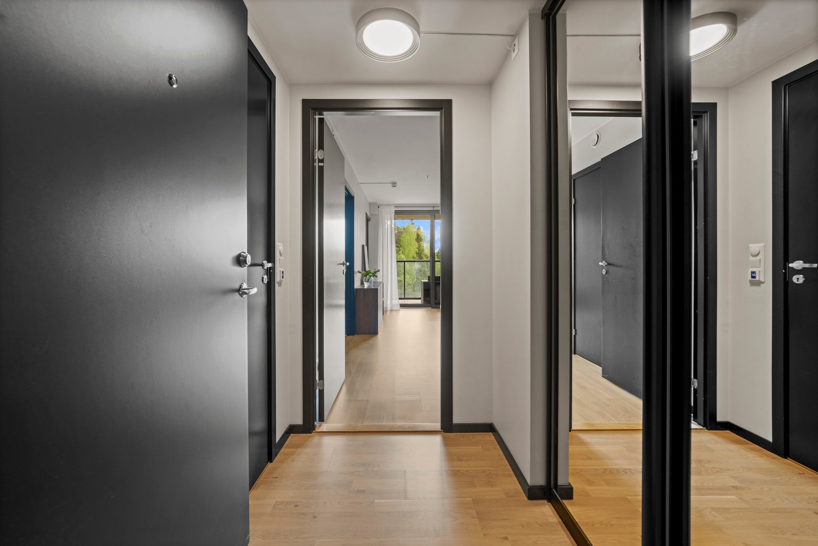 Velkommen inn! Entréen fremstår romslig og innbydende, med skyvedørsgarderobe som gir gode oppbevaringsmuligheter Galleribilde