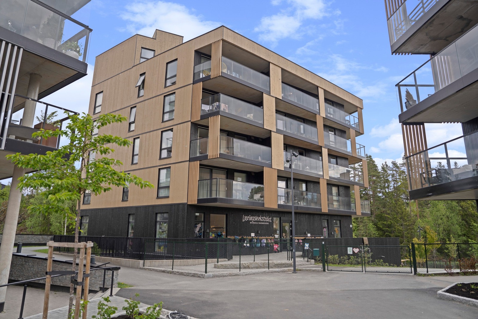 Nytt moderne bygg med gode arkitektoniske kvaliteter og fine uteområder- rett ved tog og Myrvoll senter og stasjon Galleribilde