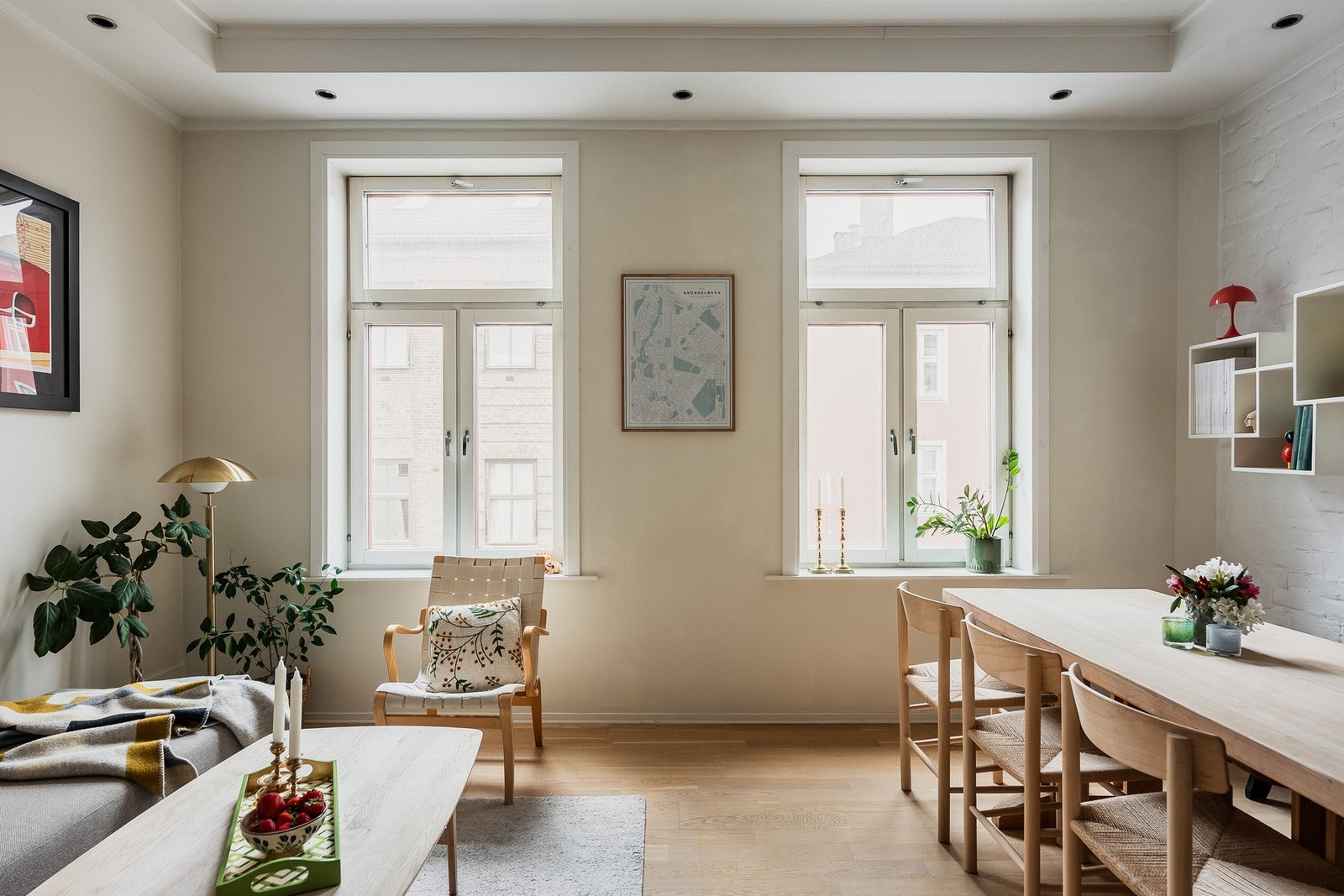 Lys og innbydende stue med god plass til både sofagruppe og spisebord. Galleribilde