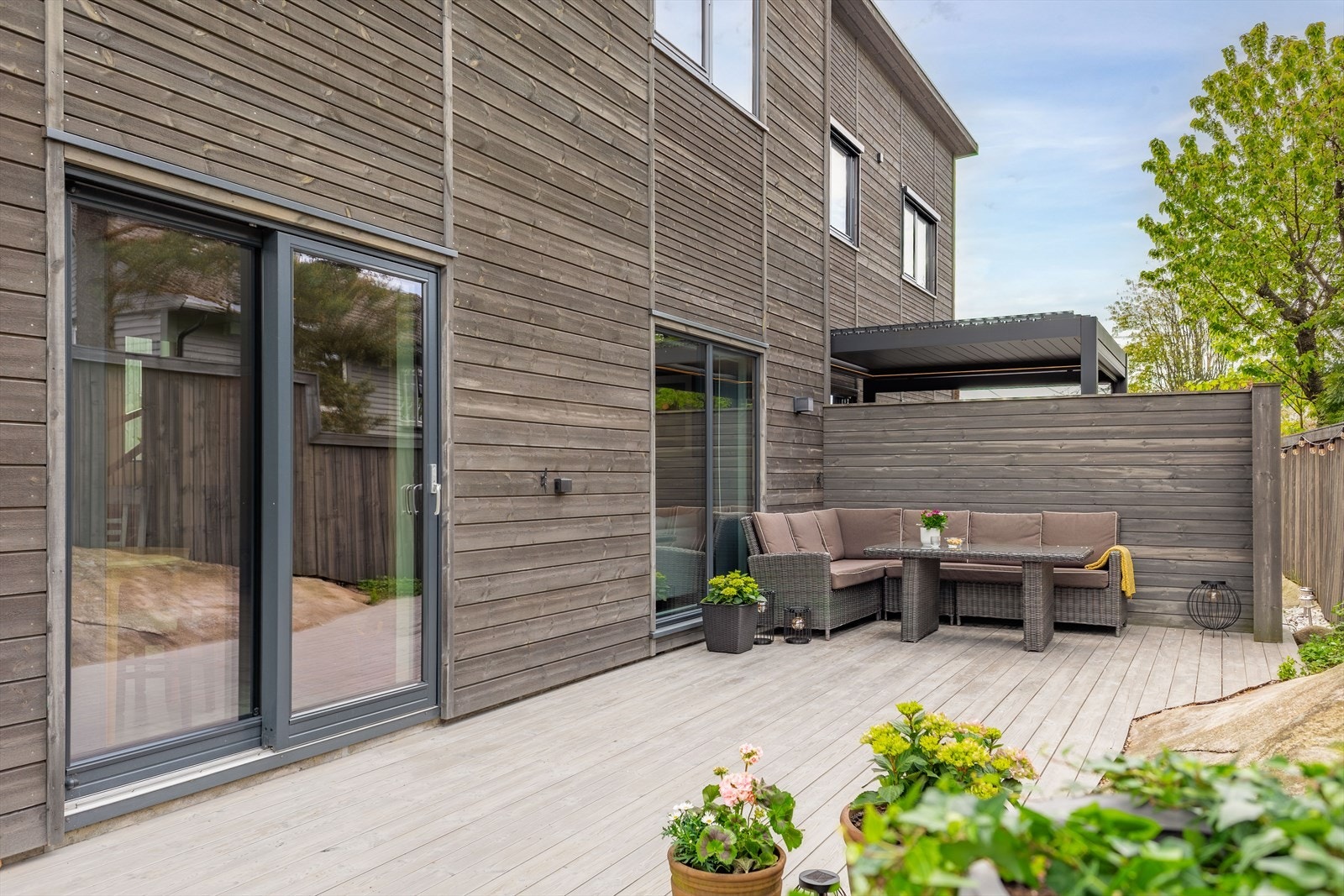 Fra stuen er det direkte utgang til en vestvendt terrasse på ca. 22 m² via en heve-skyvedør. Galleribilde