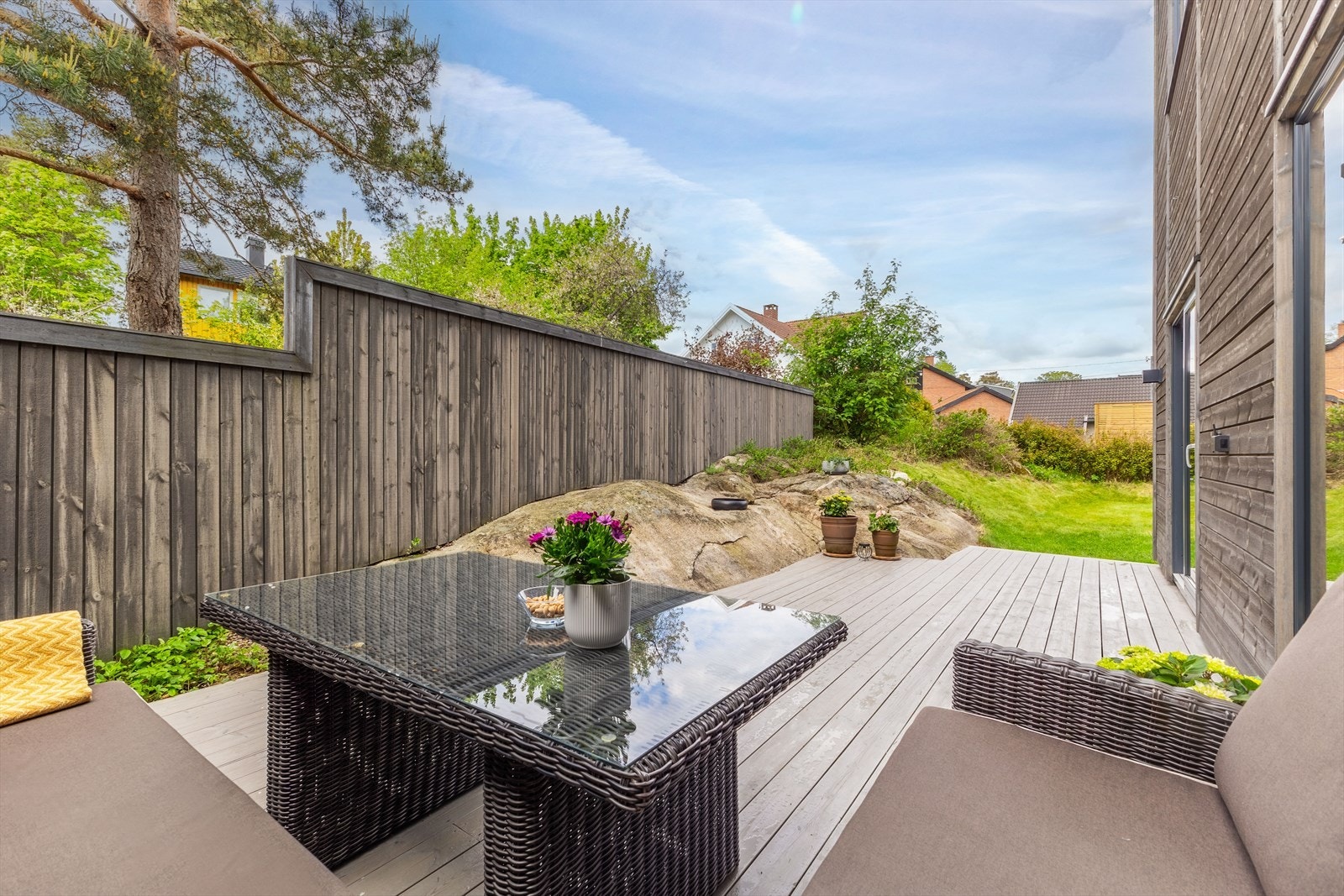 Terrassen har beiset terrassebord og god plass til utemøbler for sosiale sammenkomster. Galleribilde