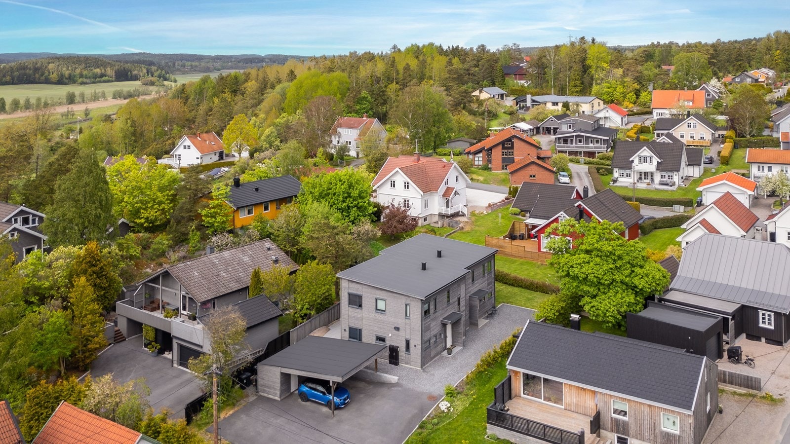 Nærområdet byr på flere servicetilbud, inkludert dagligvarebutikker og kjøpesentre som Torvbyen (9 min). Galleribilde