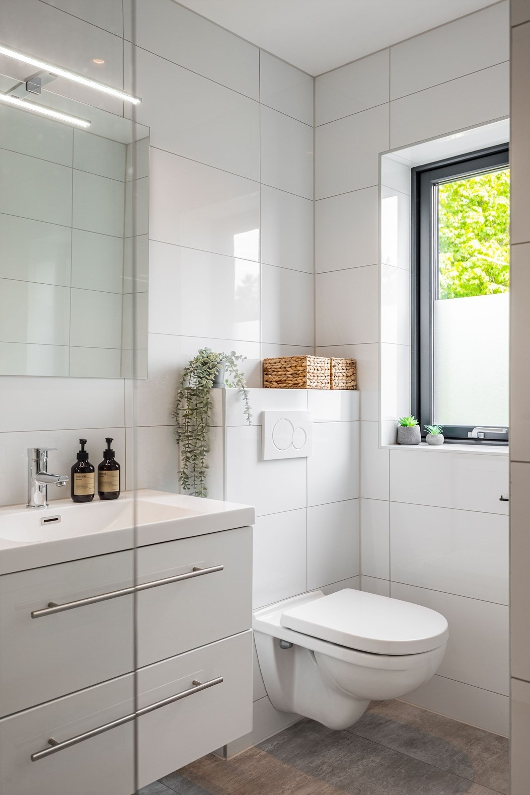 Badet har elektriske varmekabler i gulvet. Galleribilde