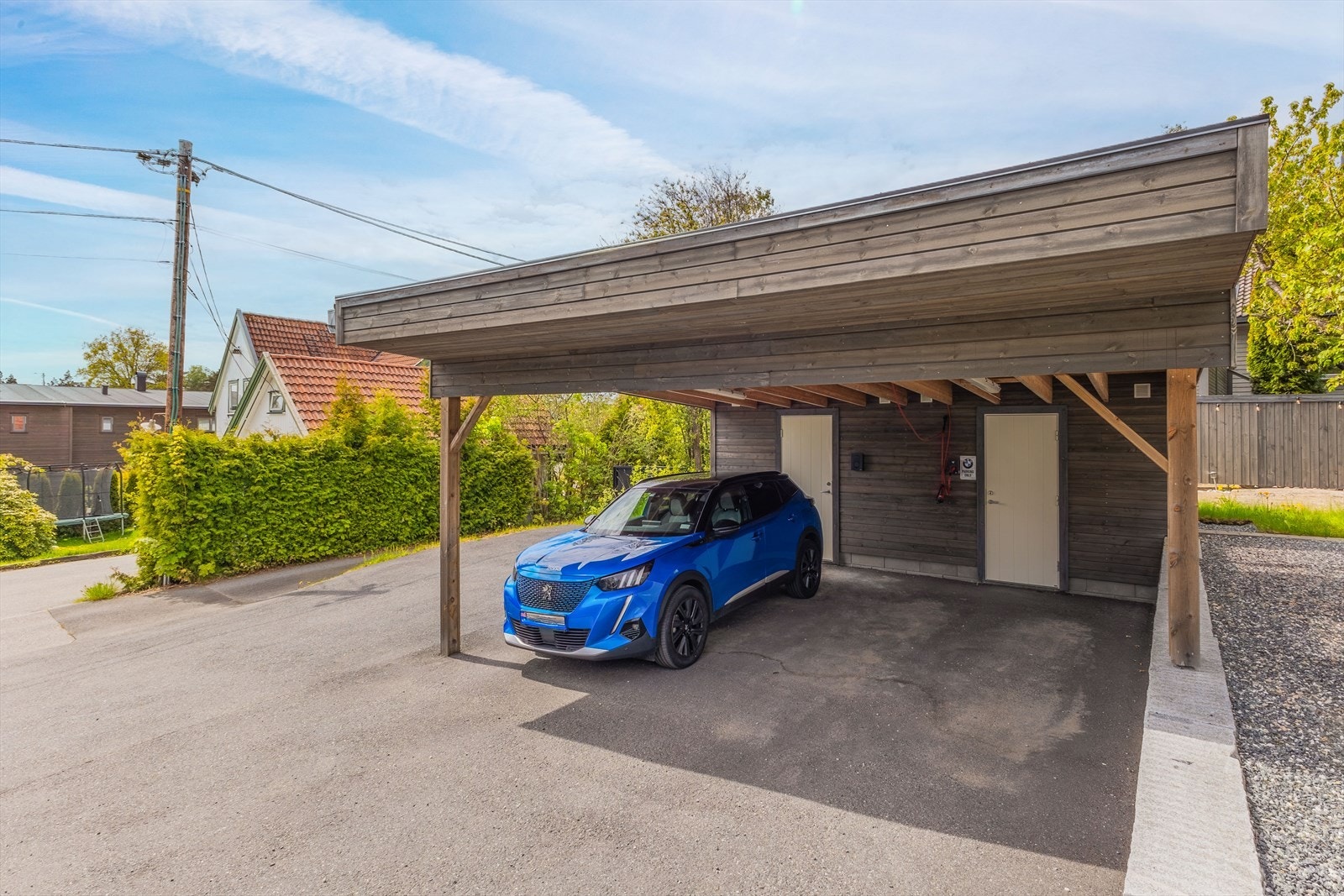 Det medfølger fast parkeringsplass i carport med installert elbillader. Galleribilde
