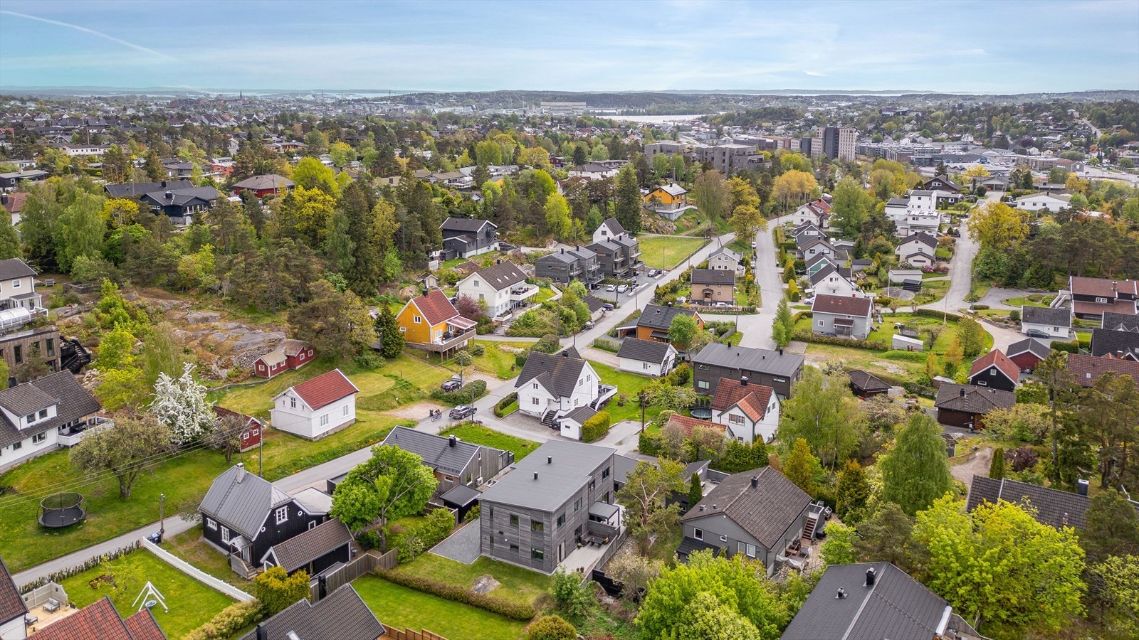 Boligen ligger i et etablert boligområde i Fredrikstad. Galleribilde