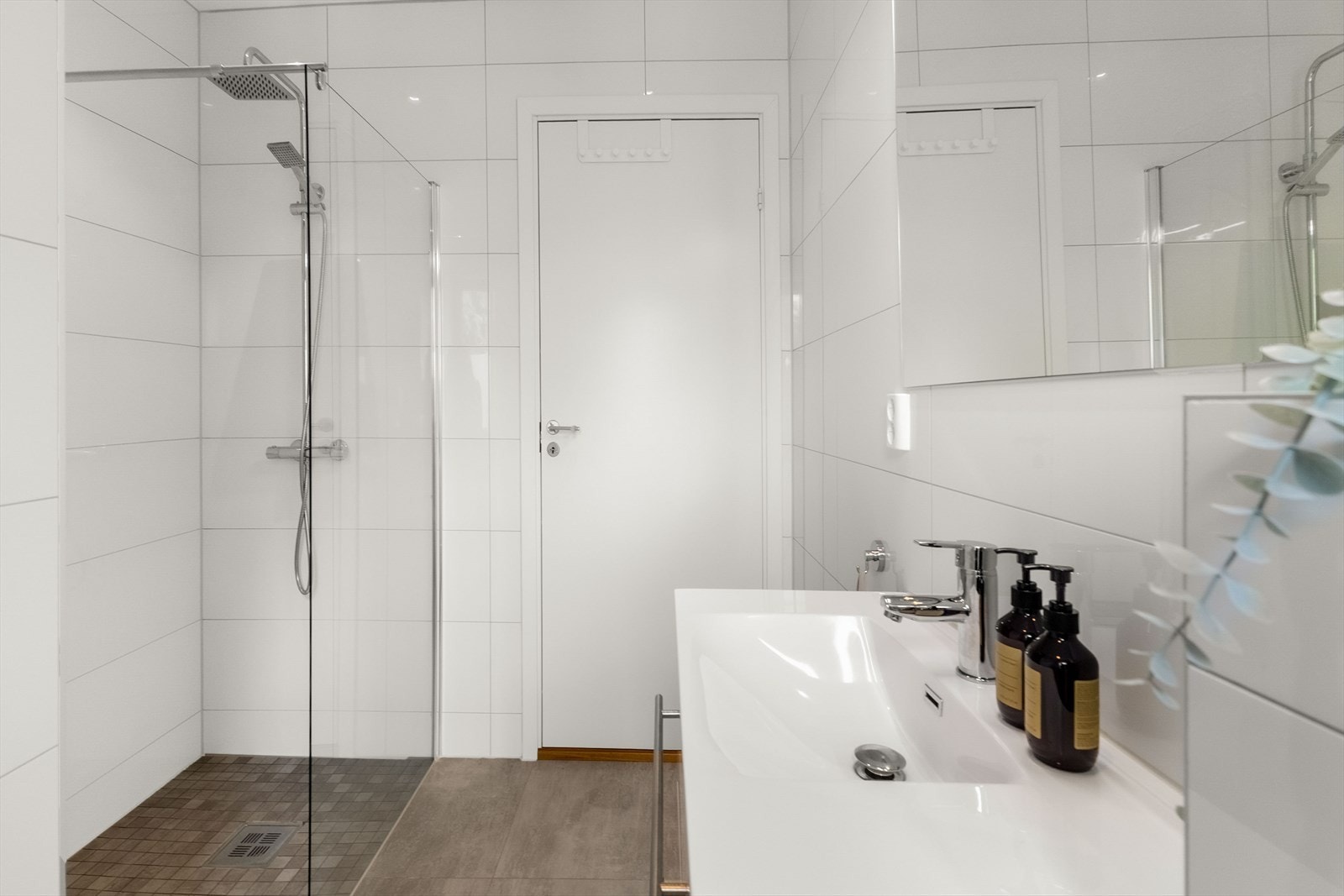 Avtrekk via balansert ventilasjon sikrer et godt inneklima også på badet. Galleribilde