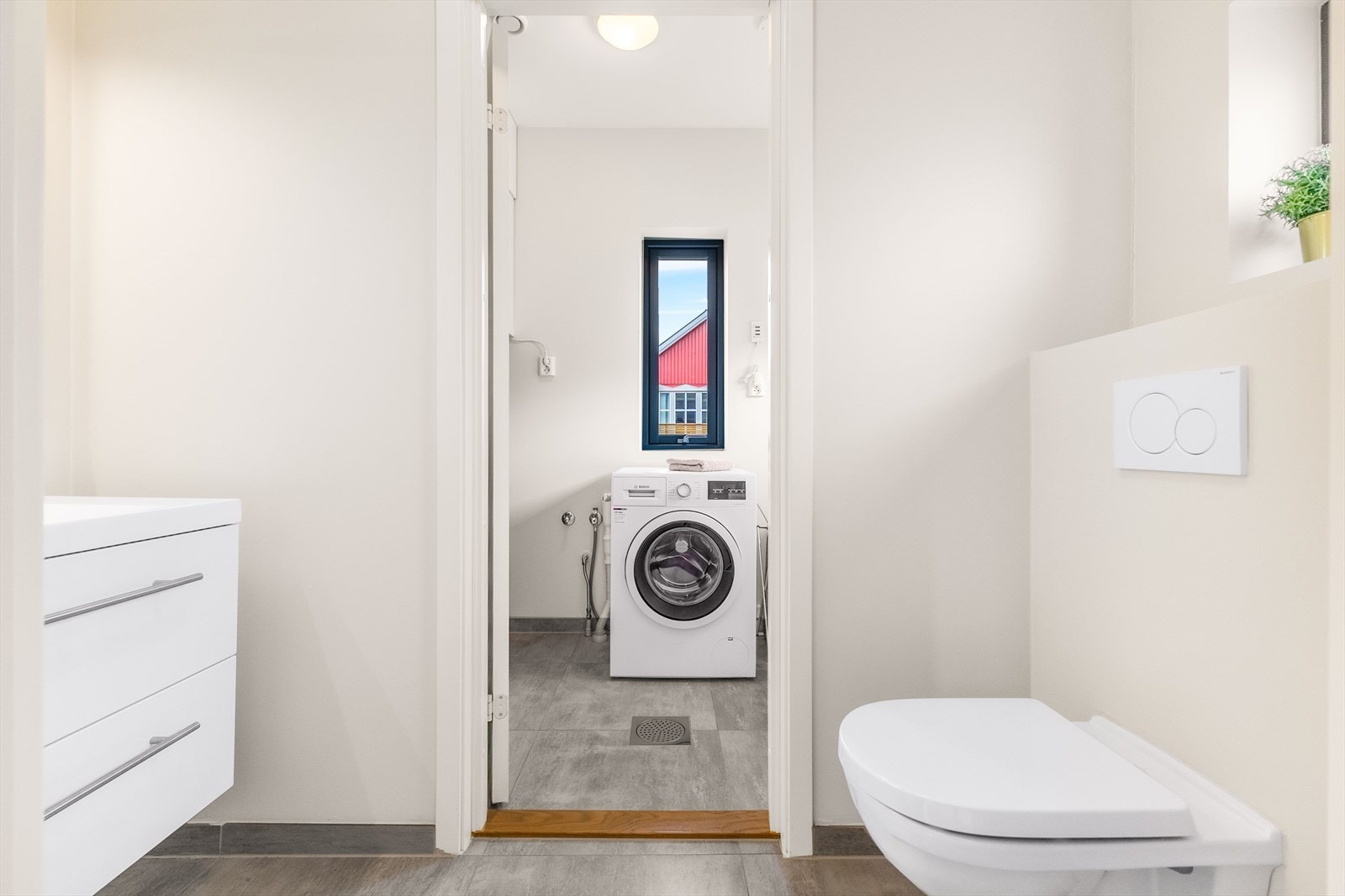 I første etasje er det et separat toalettrom og et eget vaskerom med opplegg for vaskemaskin. Galleribilde