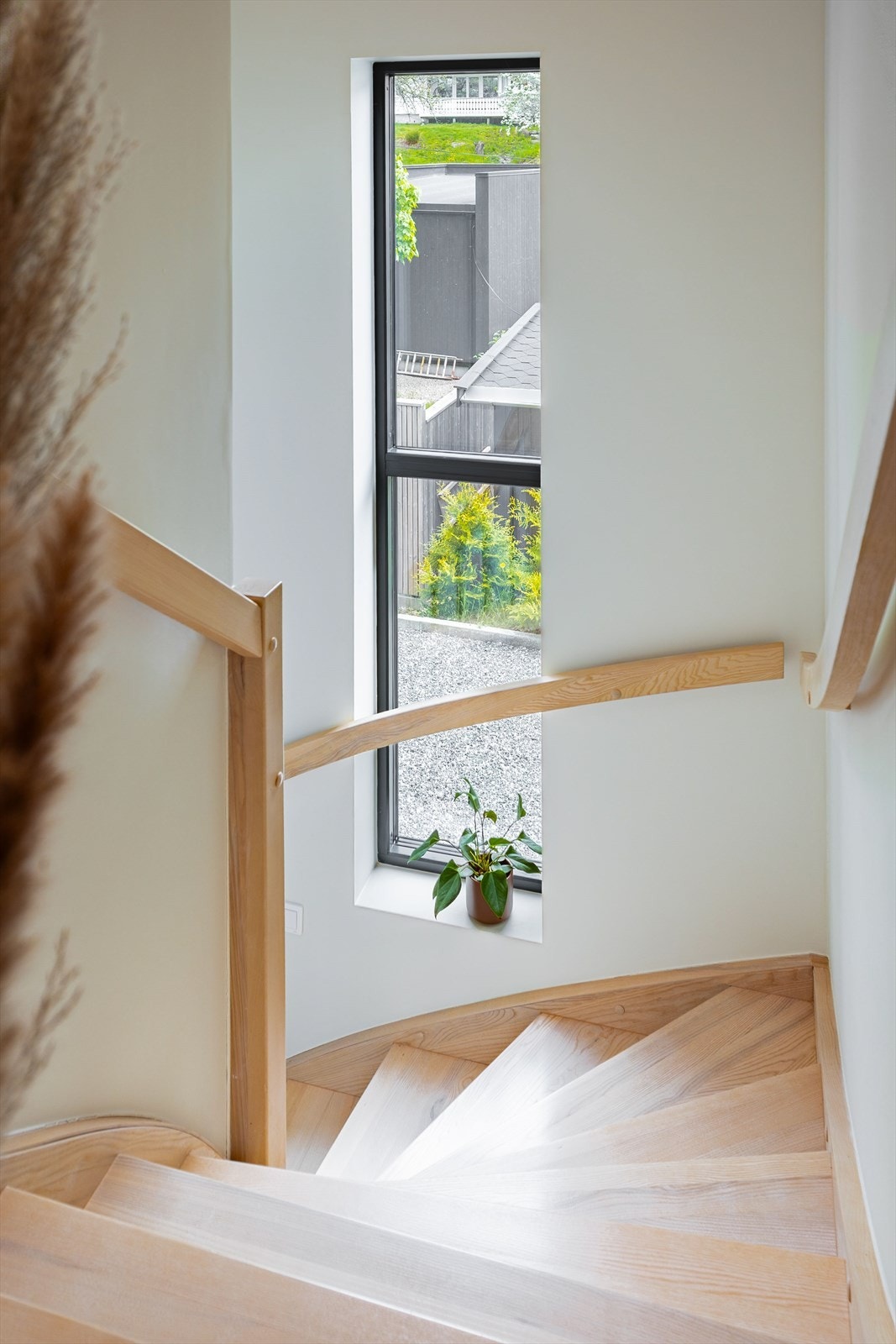 Den lakkerte tretrappen binder de to etasjene sammen. Galleribilde