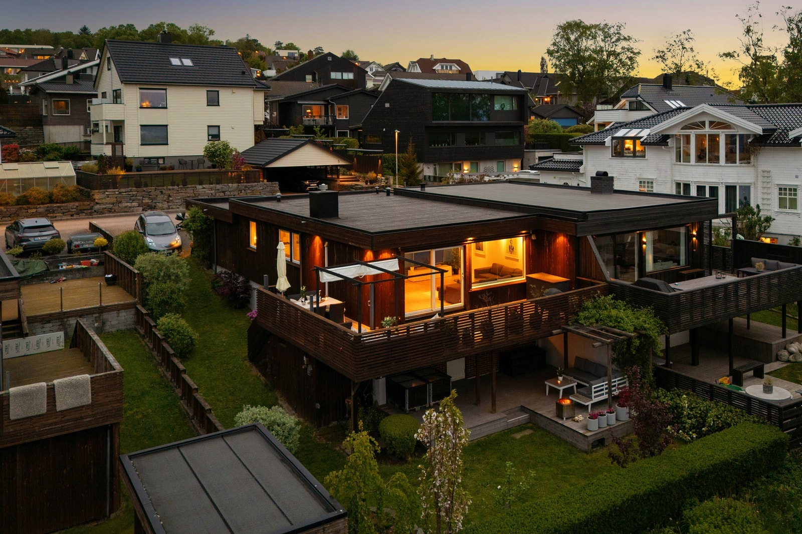 Stilrent og arkitektonisk lekkert hus på øvre Vaulen. Galleribilde