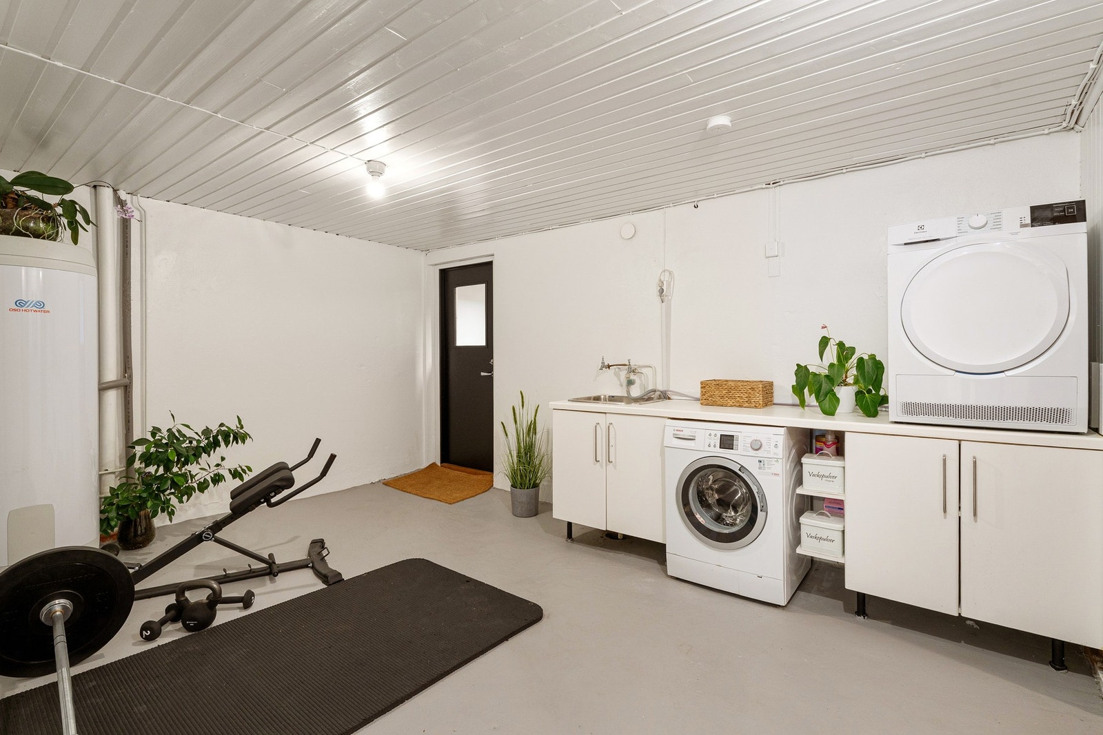 Stort vaskerom/treningsrom med bi-inngang. Galleribilde