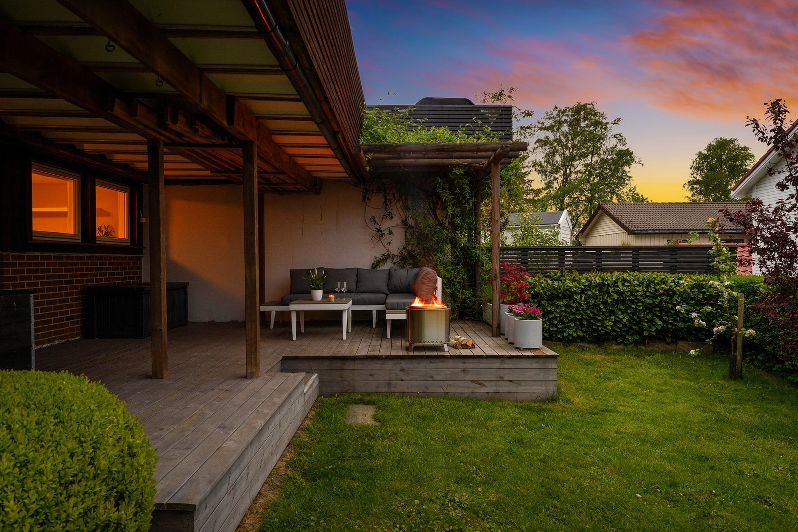 Under balkongen er det en lun og avskjermet terrasse i tilknytning til hagen. Galleribilde
