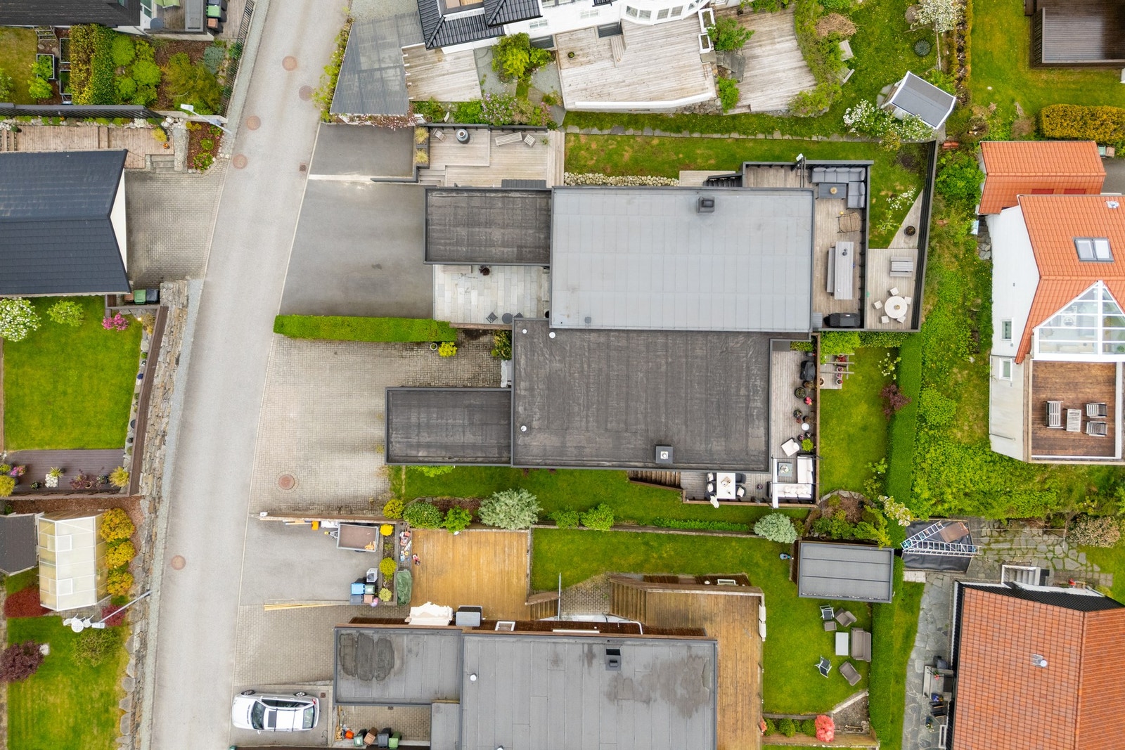 Ny kledning med 70 mm ekstra isolasjon og Tyvek vindsperre og nye vinduer i 2009. Galleribilde