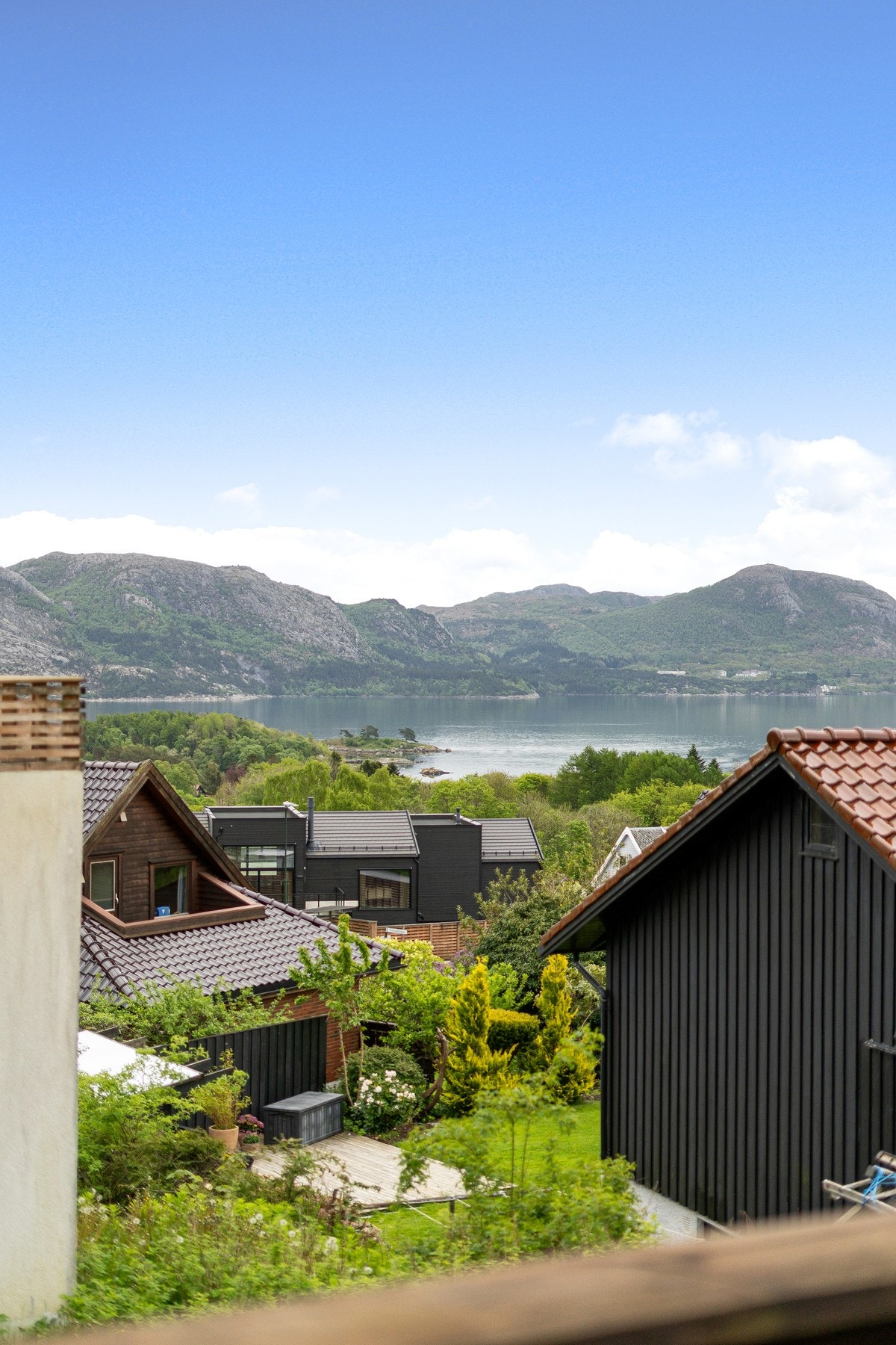Flott utsikt mot Gandsfjorden og fjellene. Galleribilde