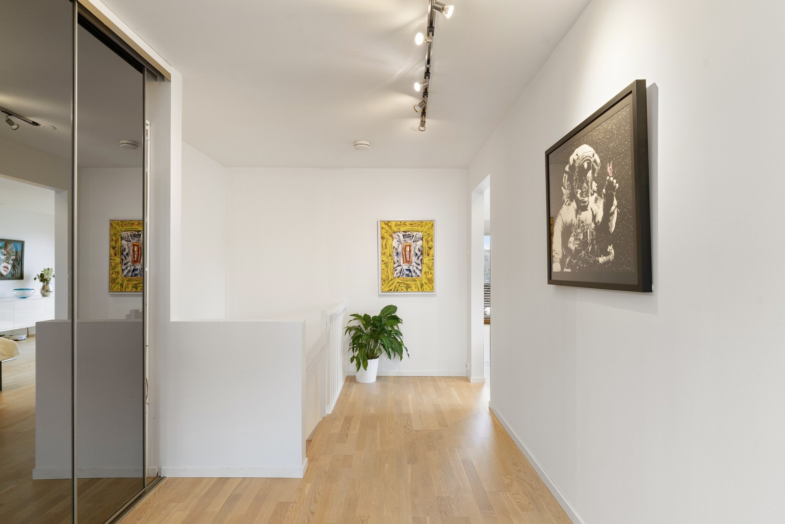 Velkommen. Romslig og lys gang med integrert garderobe. Galleribilde