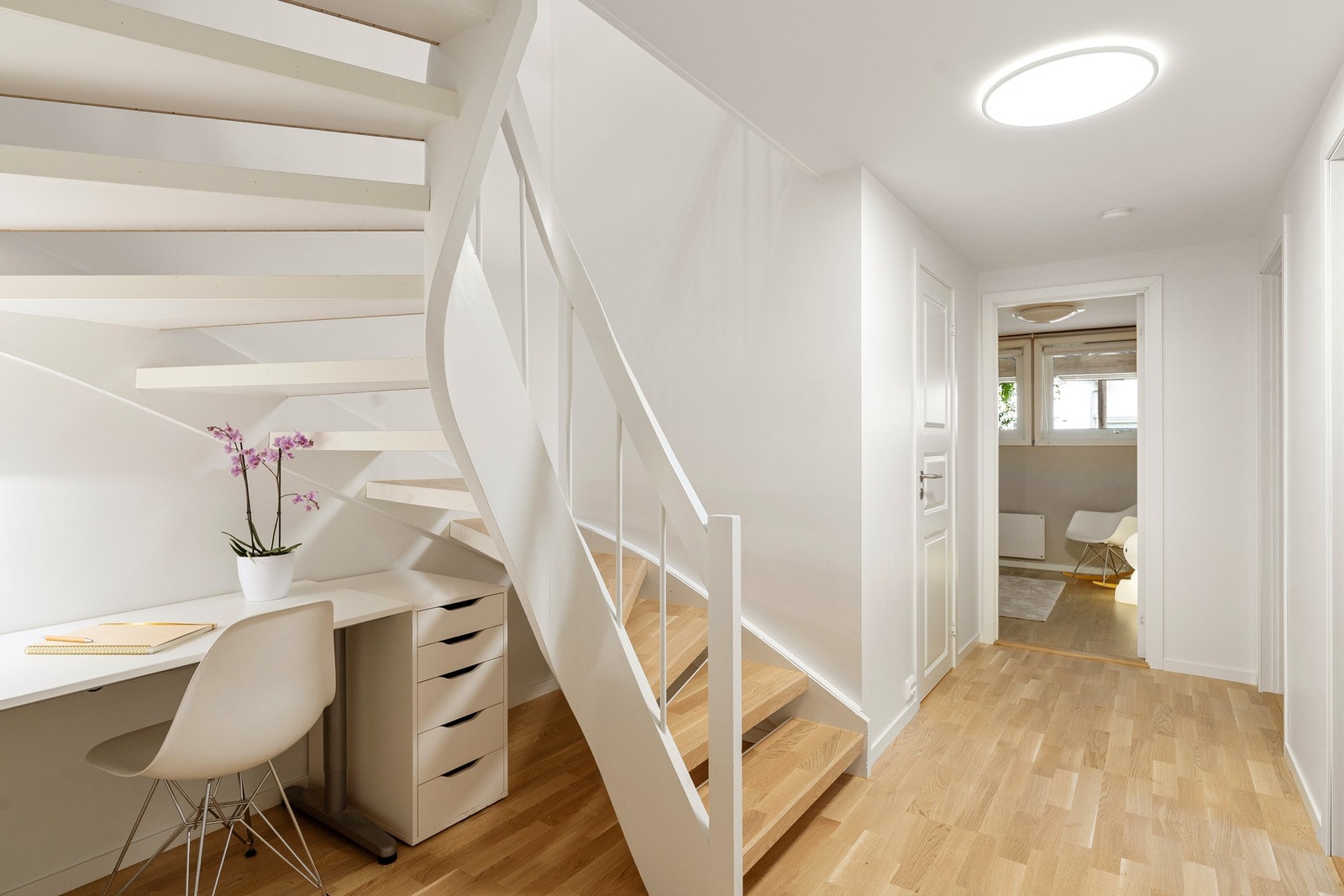 Trappen og gangen nede er nylig pusset opp og fremstår lys og moderne. Galleribilde