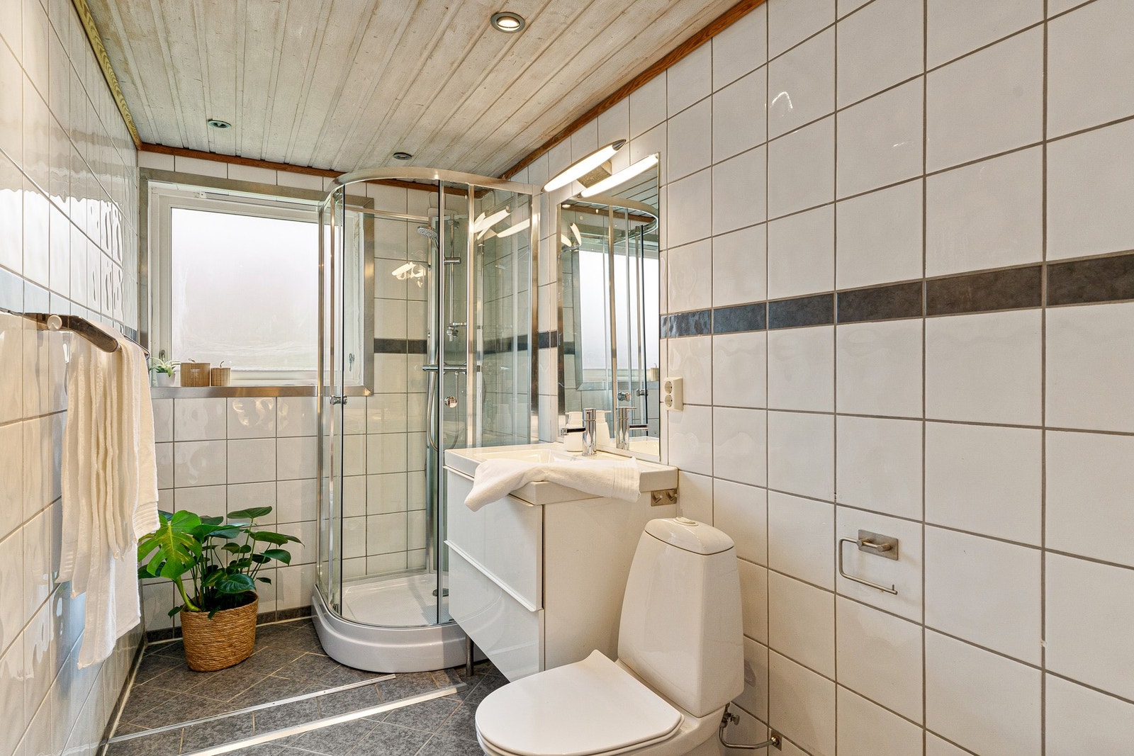 Bad med fliser på gulv og vegger. Galleribilde
