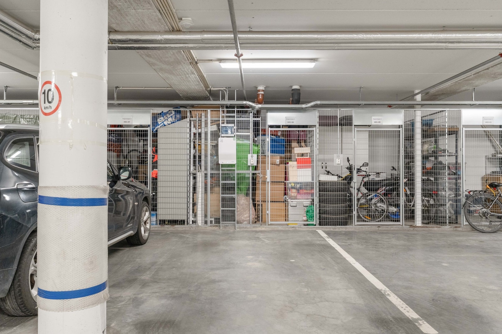 Leiligheten disponerer en garasjeplass og en bod på 5 m² i kjeller, i tillegg til den innvendige boden. Galleribilde