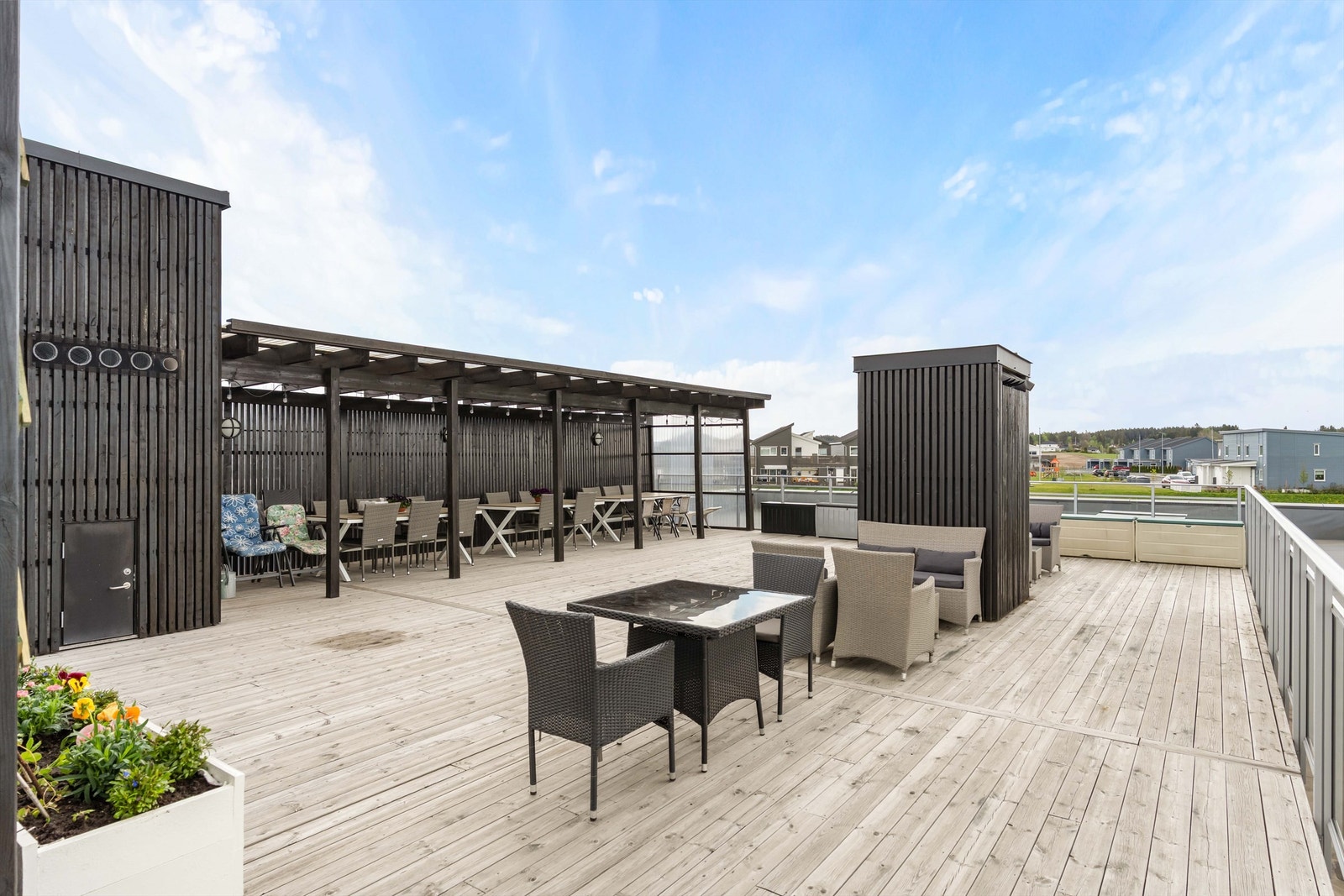 Sameiet disponerer en stor, felles takterrasse som er møblert og klar til bruk. Galleribilde