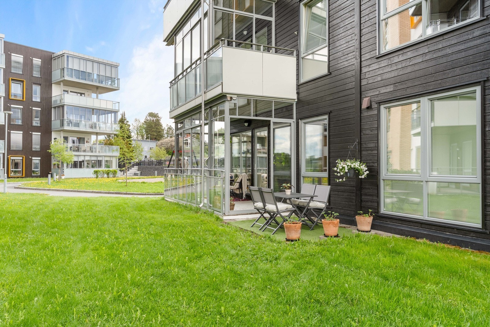 Balkongen har skyvedører i glass som kan åpnes helt opp på varme dager. Galleribilde