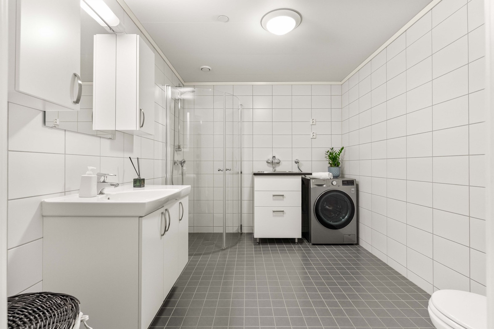 Badet er romslig og har opplegg for vaskemaskin, samt en praktisk utslagsvask for håndvask og andre gjøremål. Galleribilde