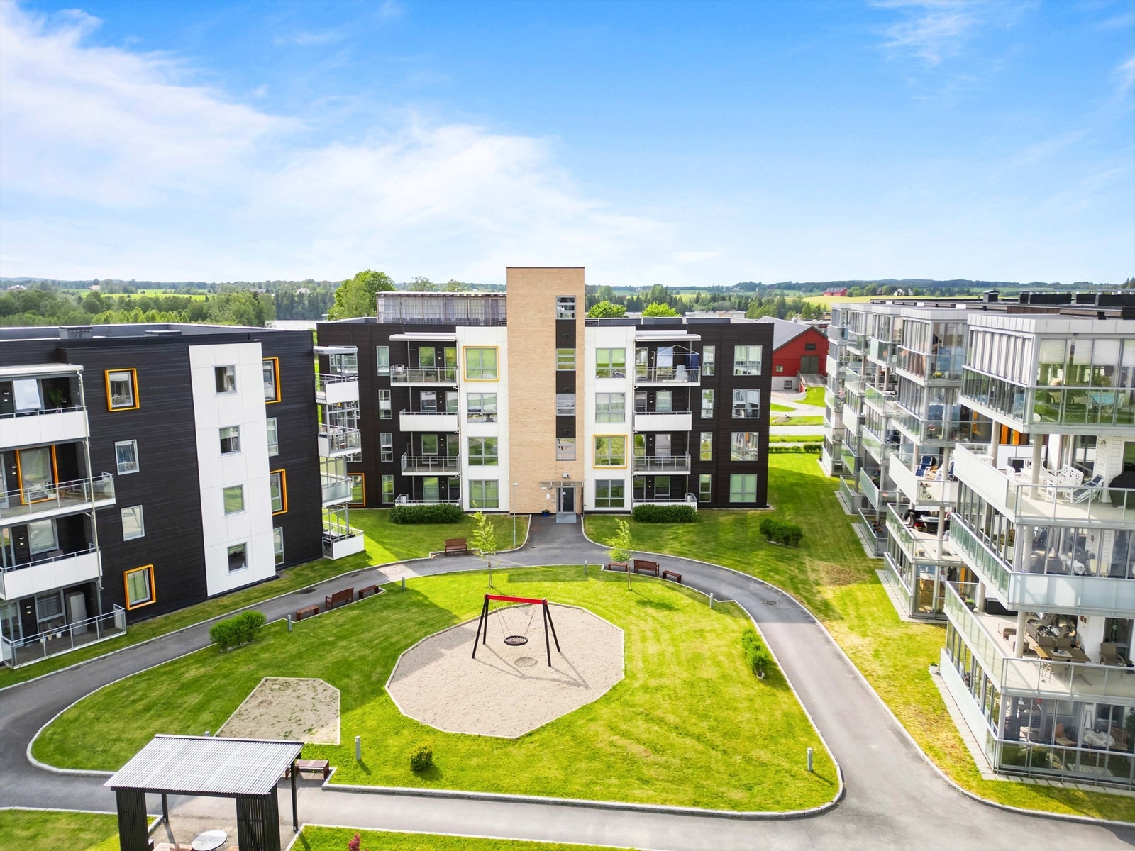 Kort gangavstand til dagligvarebutikk (Kiwi, ca. 3 min) og Årnes stasjon (ca. 10 min). Fra boligen er det bilfri adkomst til sentrum og alt man trenger i hverdagen. Galleribilde