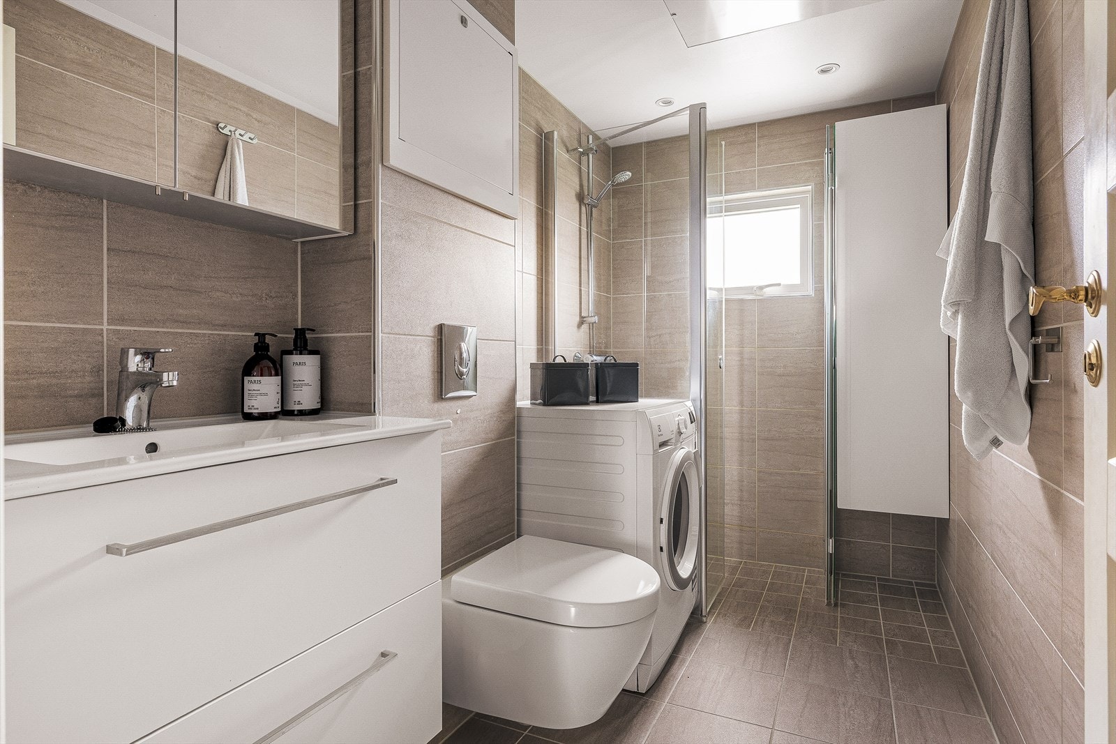Badet ble totalrehabilitert i 2019 og fremstår i dag som et moderne, tidløst og svært innbydende rom på ca. 10 m². Galleribilde