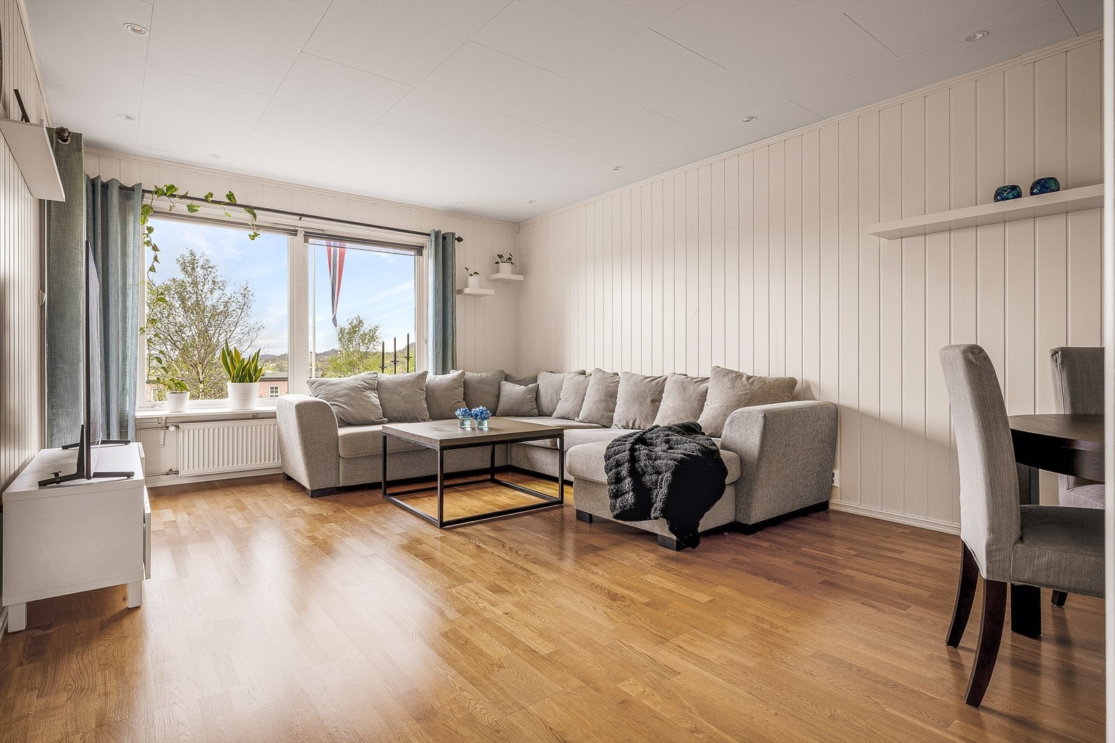 Stuen er romslig med 23,8 m² så her er det god plass til både sofagruppe og spisebord. Galleribilde