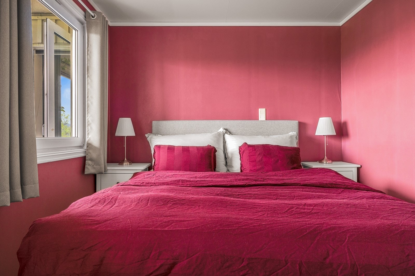 Rommet har laminat på gulv, malte vegger og takplater i himlingen, kombinert med innfelte spotlights som gir et moderne og rent uttrykk. Galleribilde