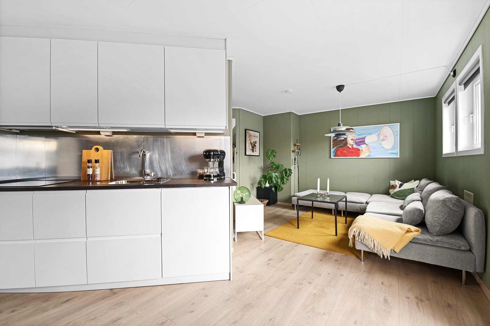 Flott kjøkken fra IKEA - godt med stikk-kontakter ved arbeidsflatene Galleribilde