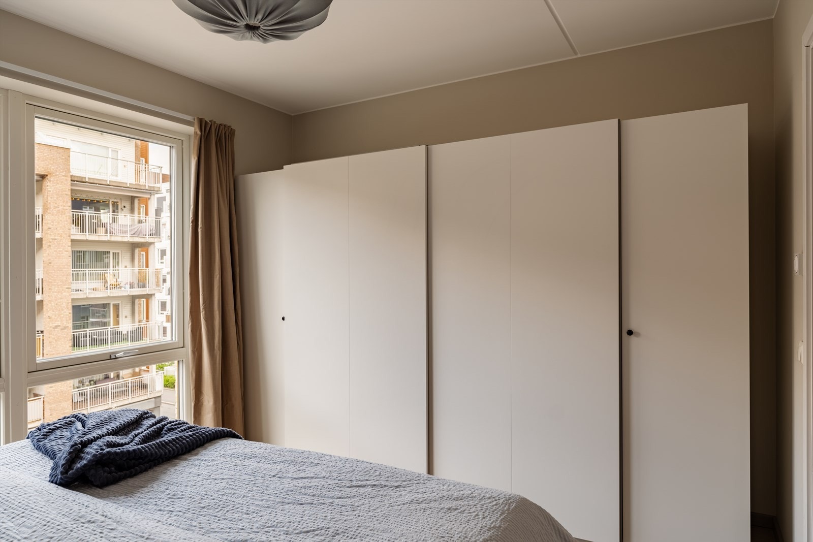Her får dere mye lagringsplass i en stor garderobe. Galleribilde
