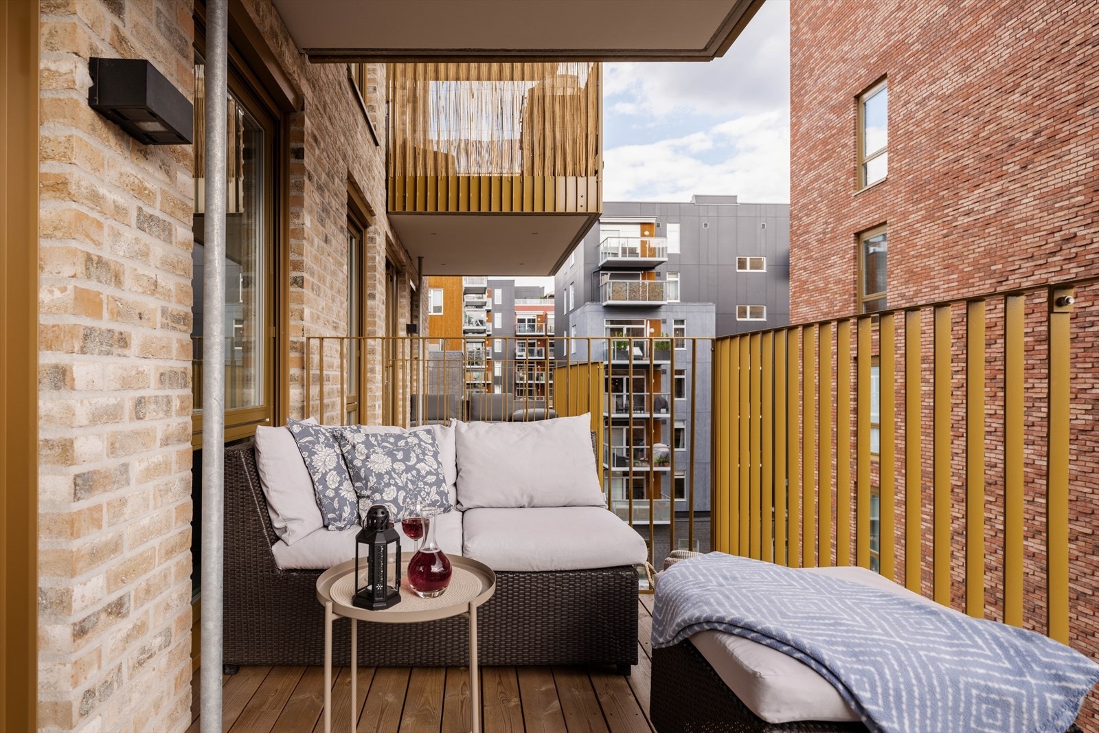 Balkongen er 7 m² og har god plass til en utelounge. Galleribilde