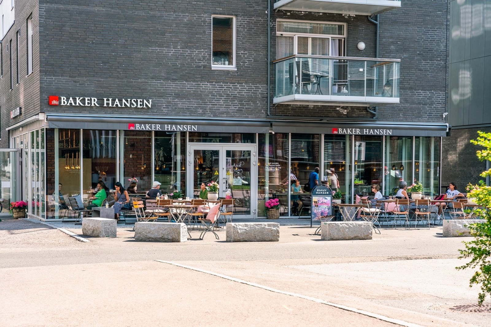 Start dagen med fersk kaffe og bakverk fra populære Baker Hansen - kun en kort spasertur unna. Galleribilde