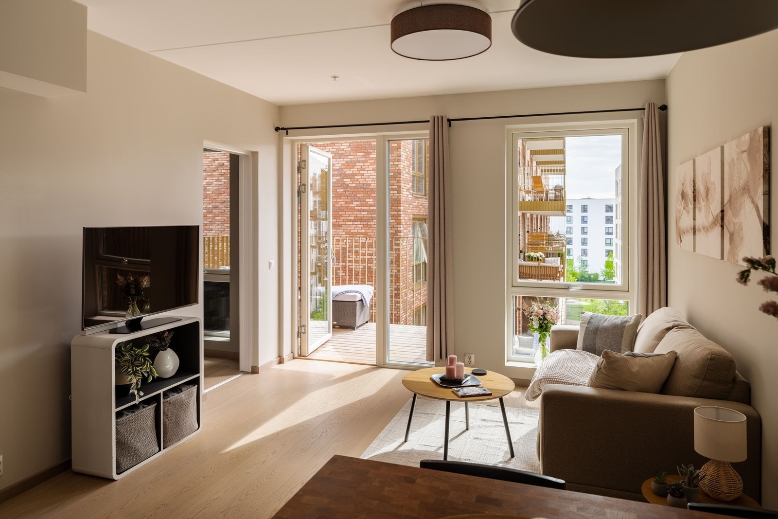 Store vindusflater slipper inn rikelig med lys som strekker seg innover stuegulvet. Galleribilde