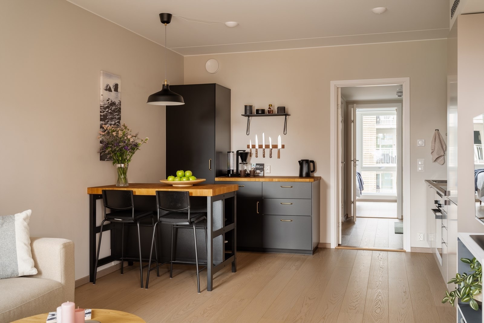 Vakker enstavs eikeparkett på gulv og oppvarming via vannbåren gulvvarme. Galleribilde