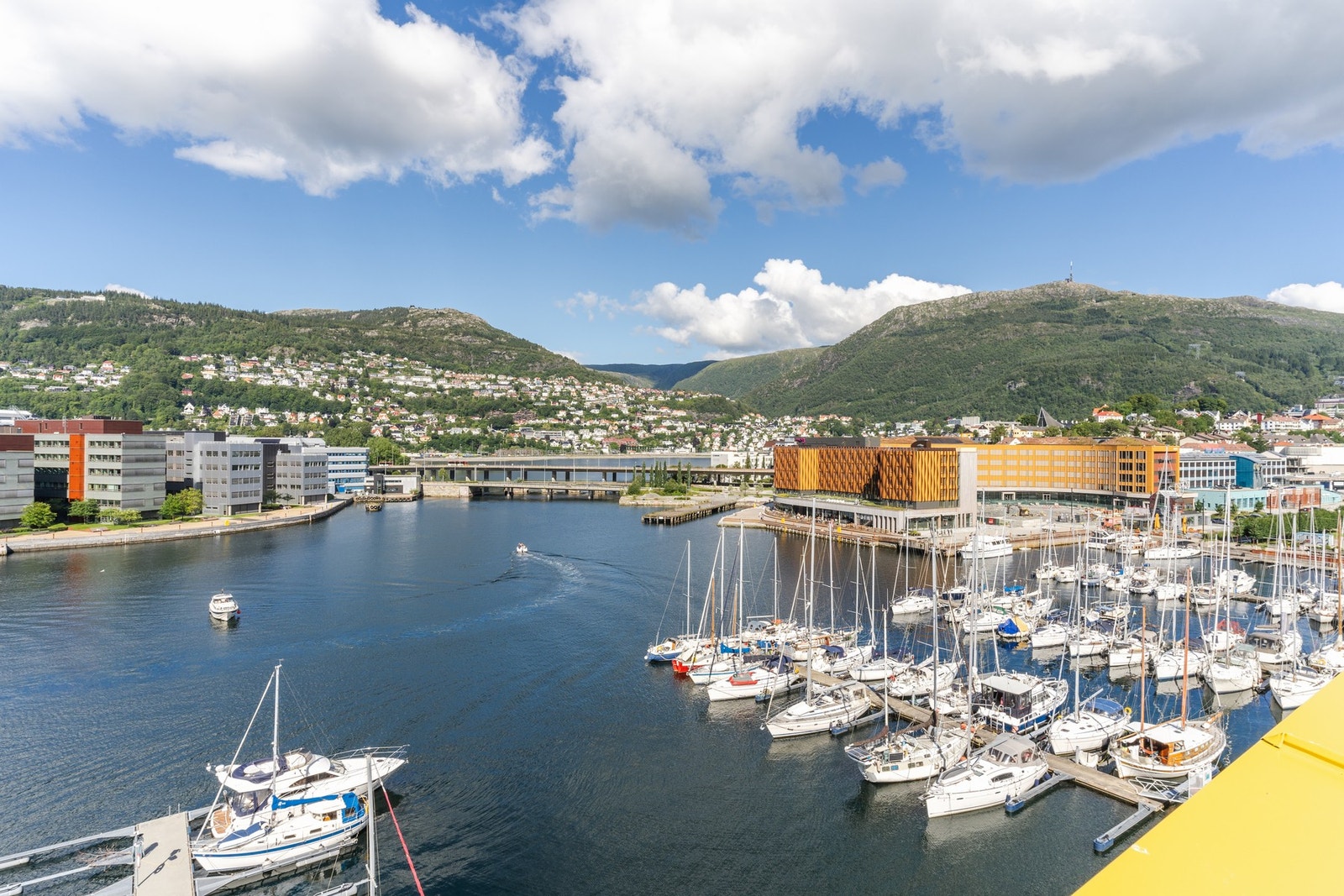 Leiligheten har en sentral og attraktiv beliggenhet i et av Bergens mest moderne boligområde. Galleribilde
