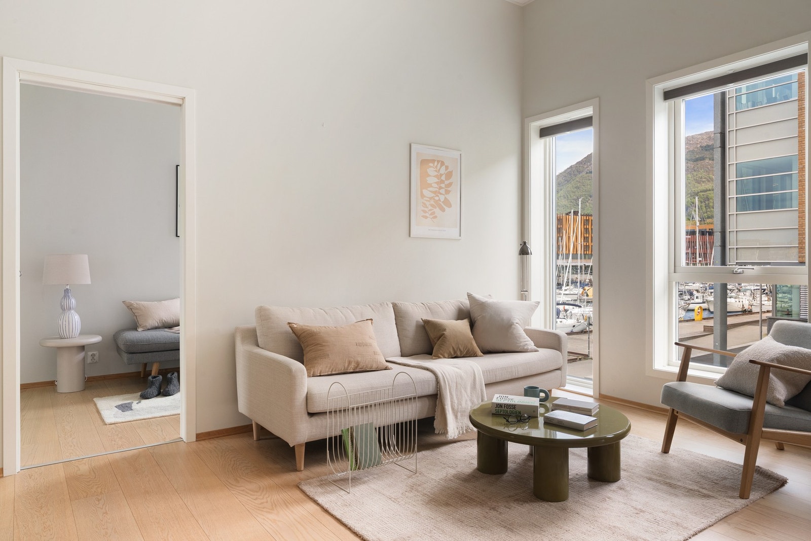 Legg merke til de store vindusflatene som slipper inn rikelig med naturlig lys. Galleribilde