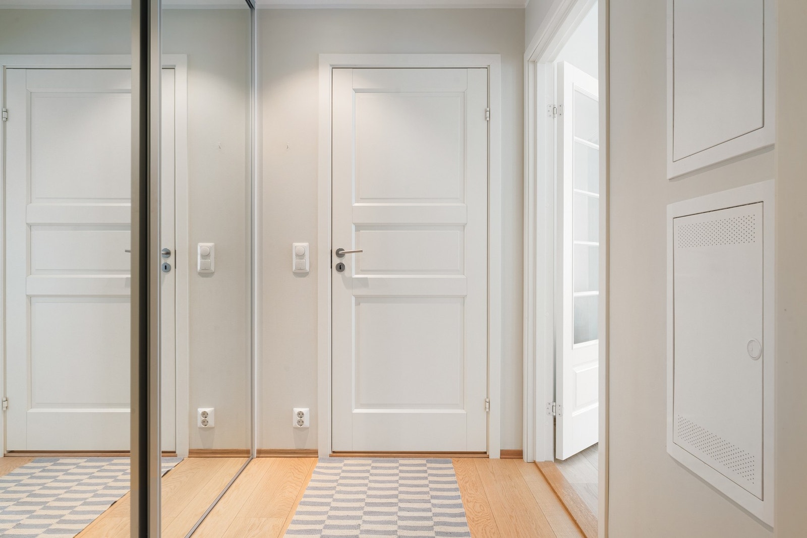 Du ønskes velkommen hjem av en lys og innbydende entré på ca. 4,5 kvm med skyvedørsgarderobe. Galleribilde