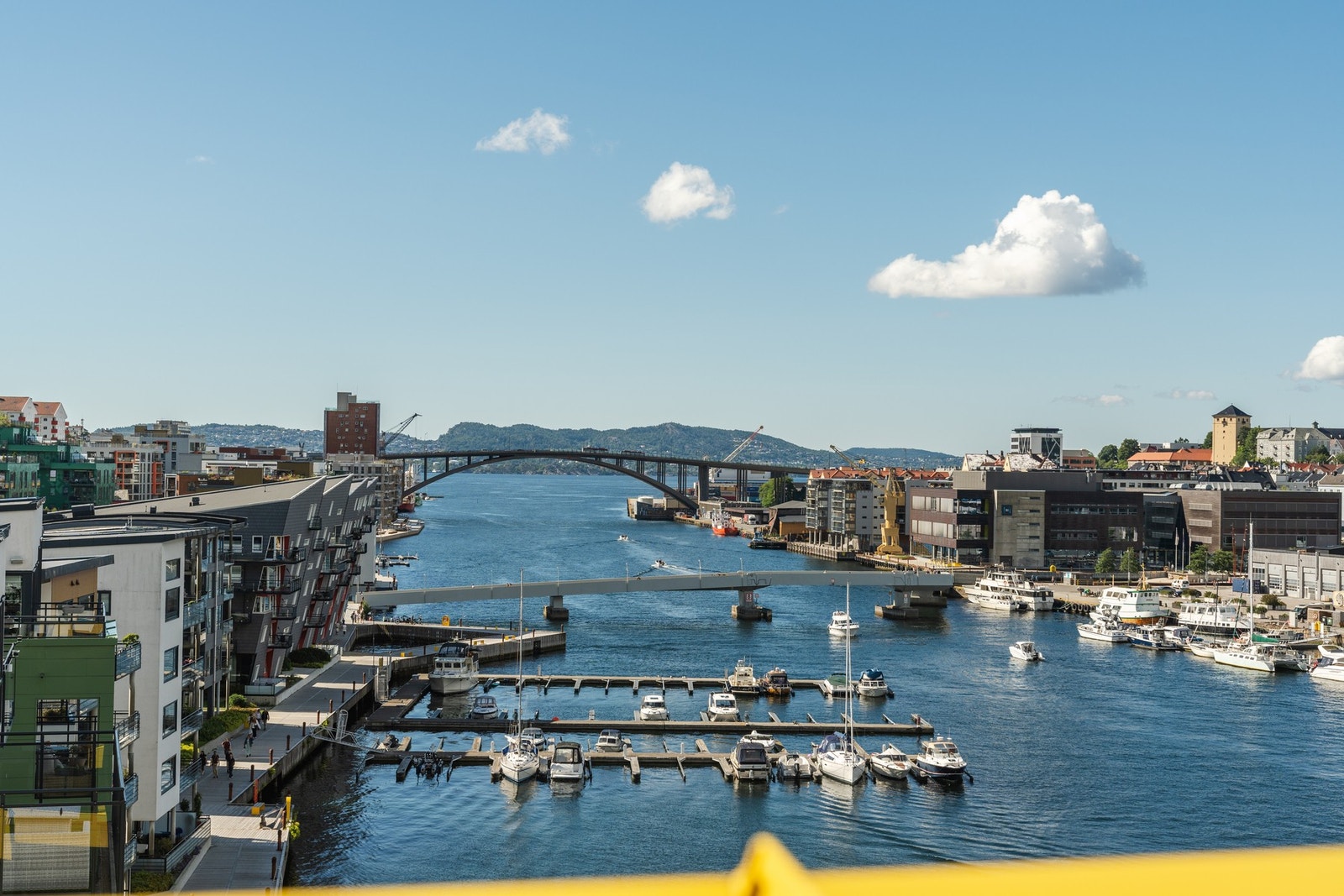 Fra leiligheten er det kort vei til alt du trenger av fasiliteter og servicetilbud. Galleribilde