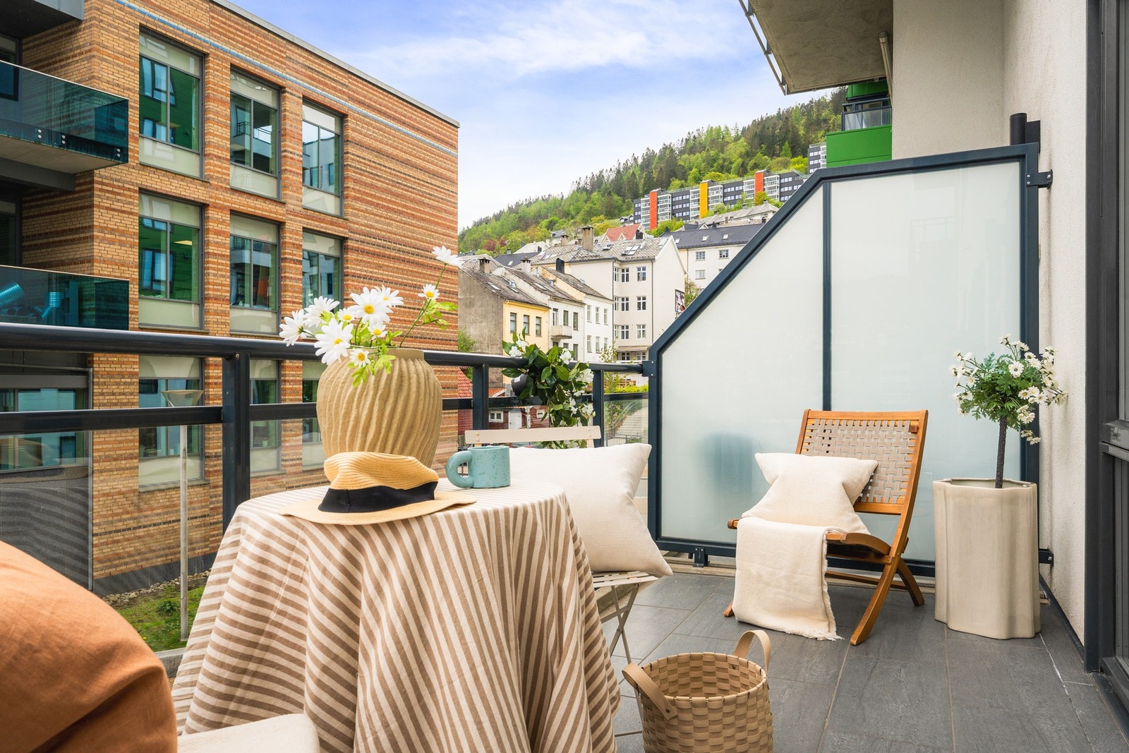 Balkongen er flisbelagt og gir rom for en sittegruppe - perfekt for hyggelige dager og kvelder med venner eller familie. Galleribilde
