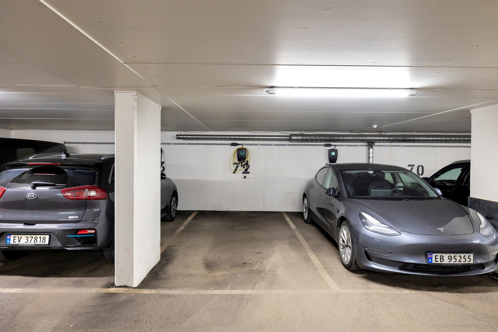Leiligheten har bruksrett til garasjeplass i felles anlegg Galleribilde