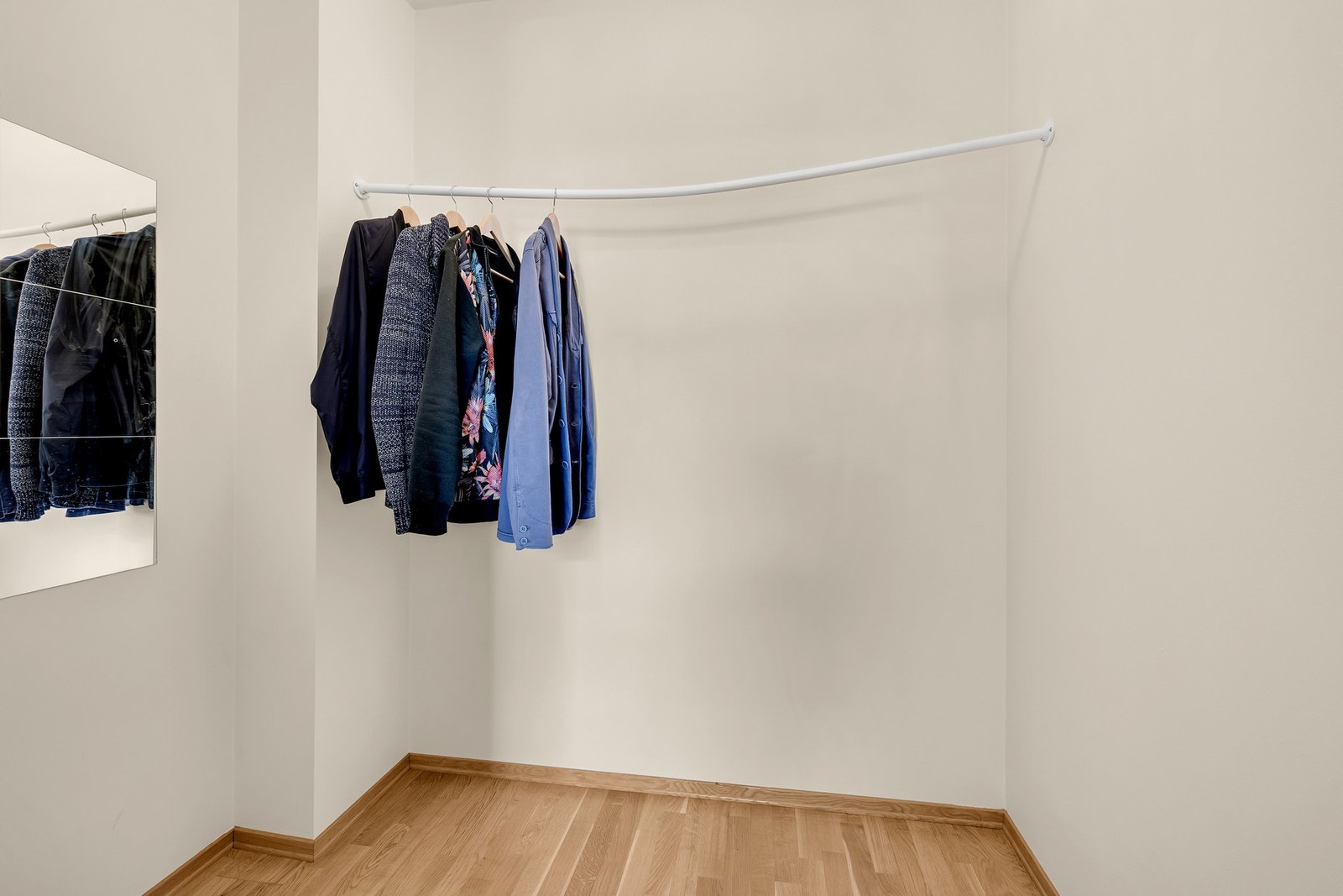 Innvendig bod / walk-in garderobe på 3 kvadratmeter Galleribilde
