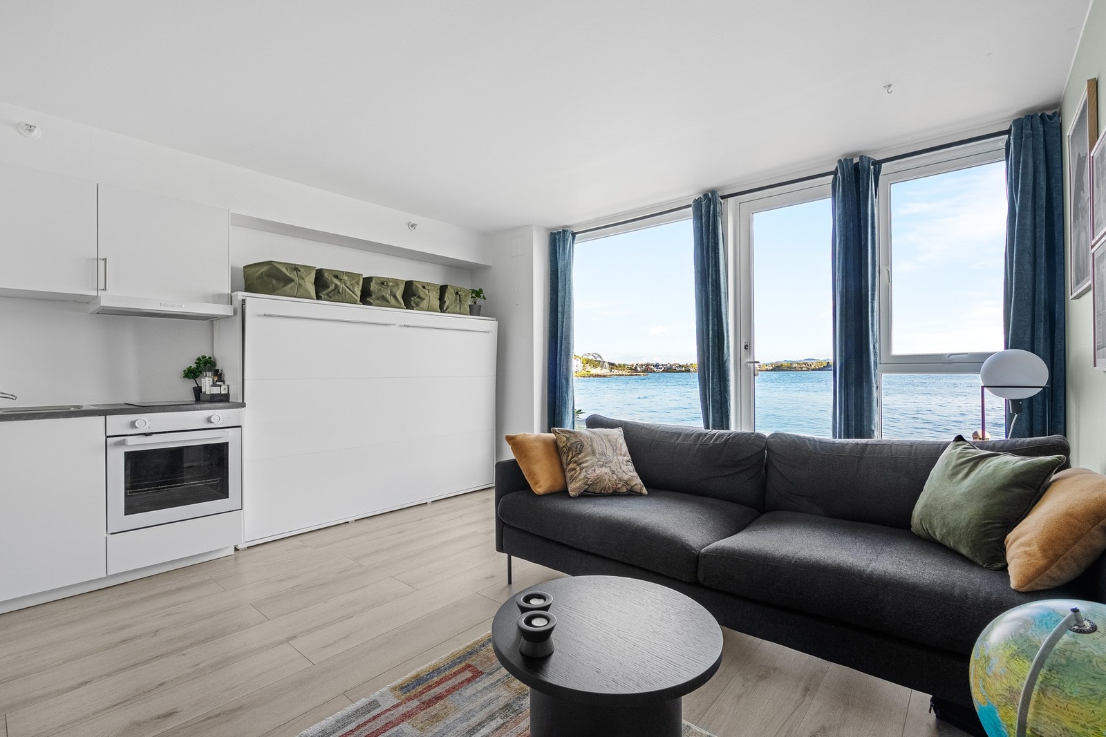 Nydelig utsikt fra stuen ut til vannet, noe som skaper en positiv atmosfære. Galleribilde