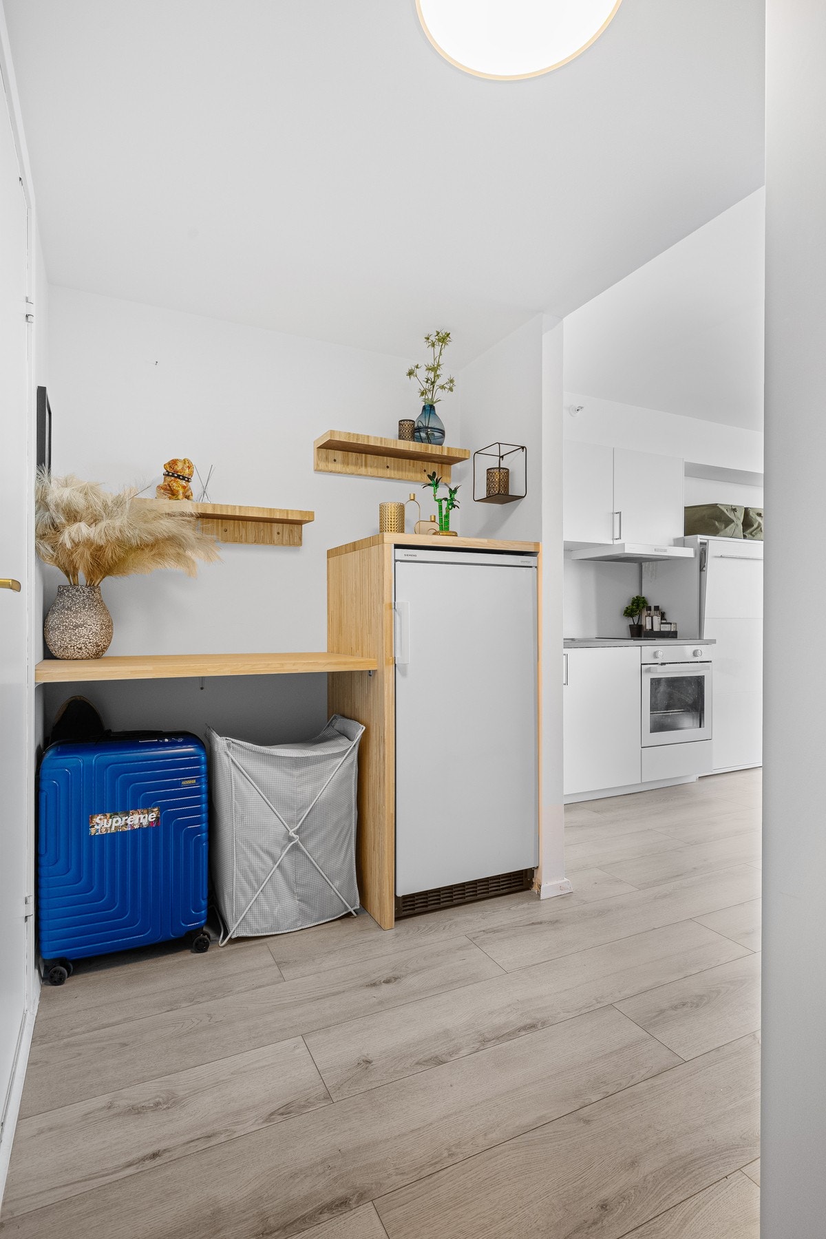 I gangen er det plass til bord og kjøleskap. Galleribilde