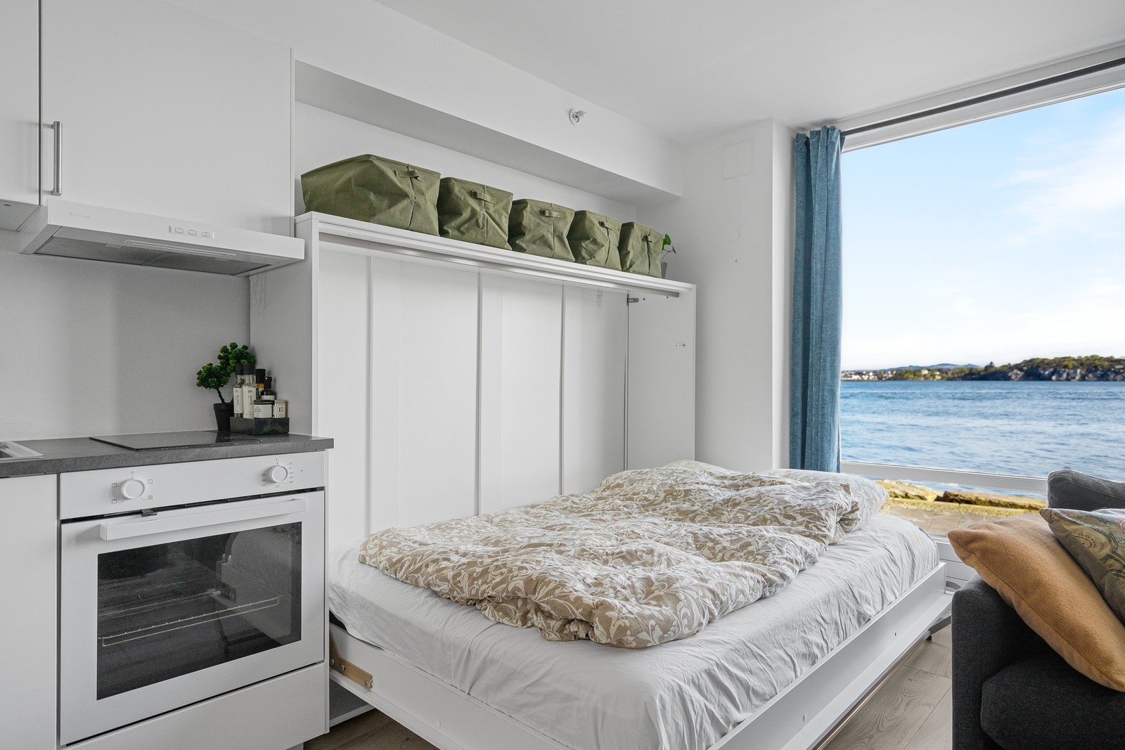 Integrert seng i veggen gjør at stuen kan åpnes mer opp for dem som skulle trenge det. Galleribilde