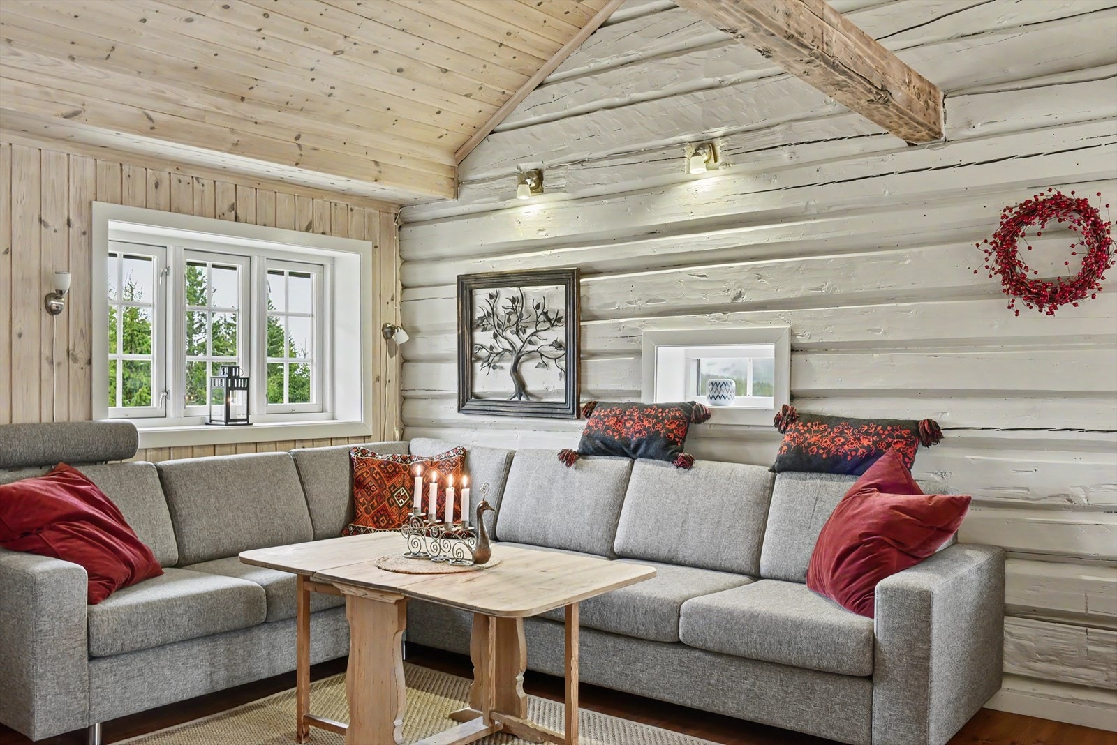 Stuen har god plass til en romslig sofagruppe. Galleribilde