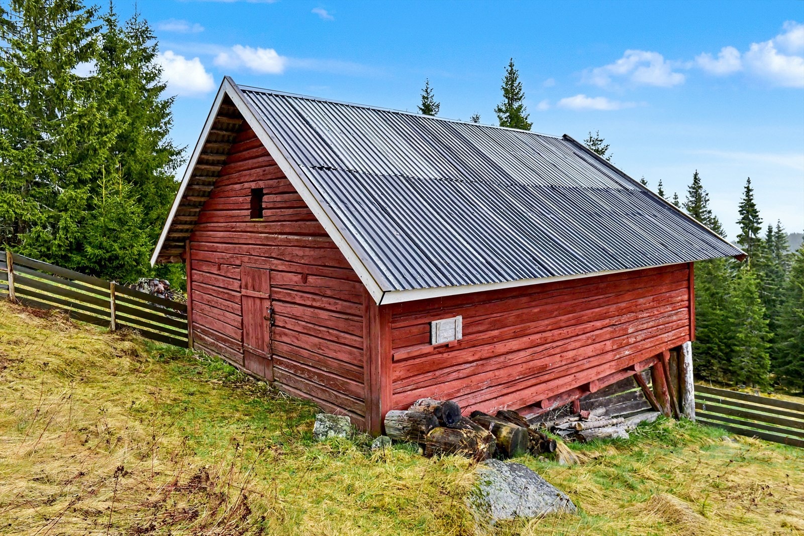Eiendommen har et frittstående uthus på 50 m². Galleribilde