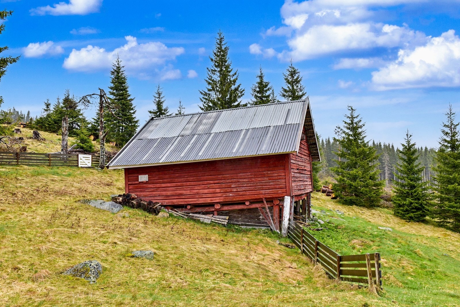 Uthuset er fundamentert på stabbestein og har saltak tekket med metallplater. Galleribilde