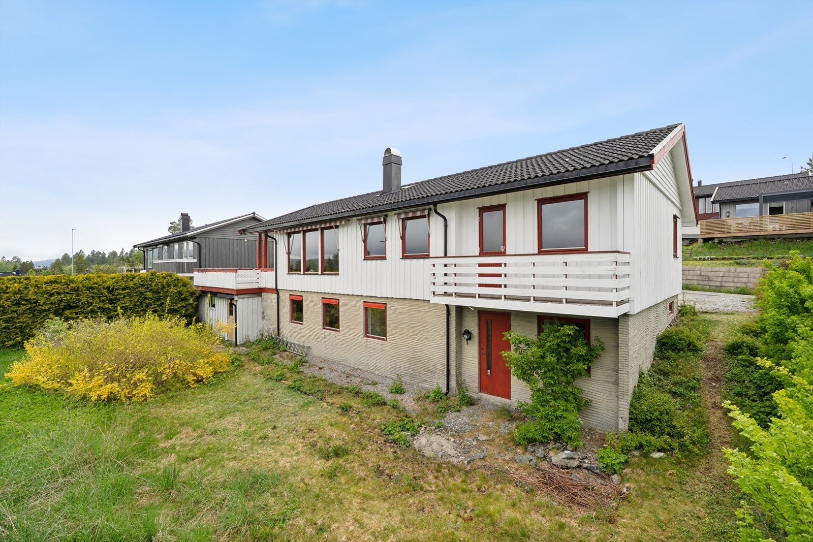 Boligen går over to plan, har flotte utsikts- og solforhold og meget romslig terrasse Galleribilde